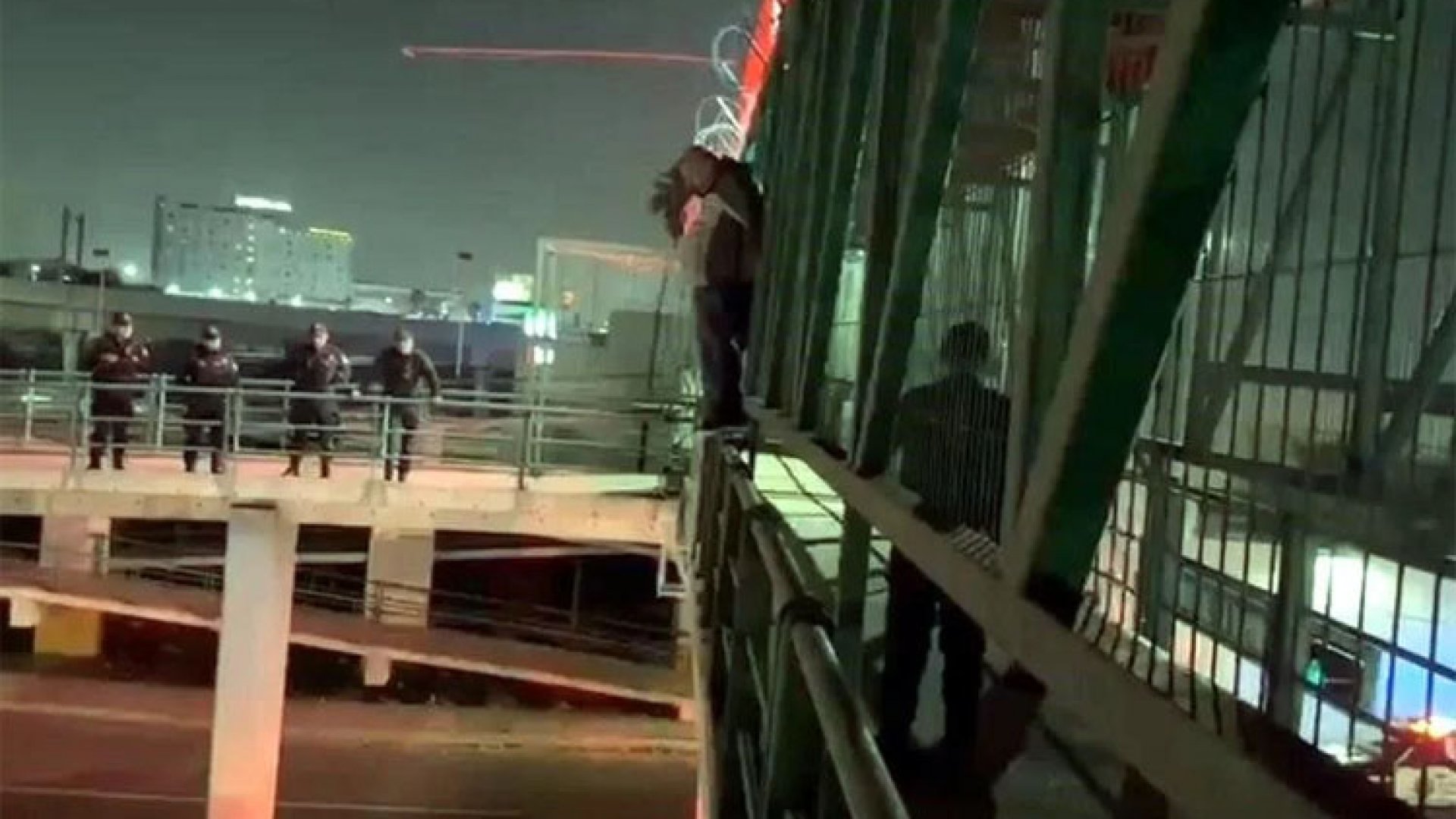 Rescatan y evitan que hombre se tire de puente en MTY