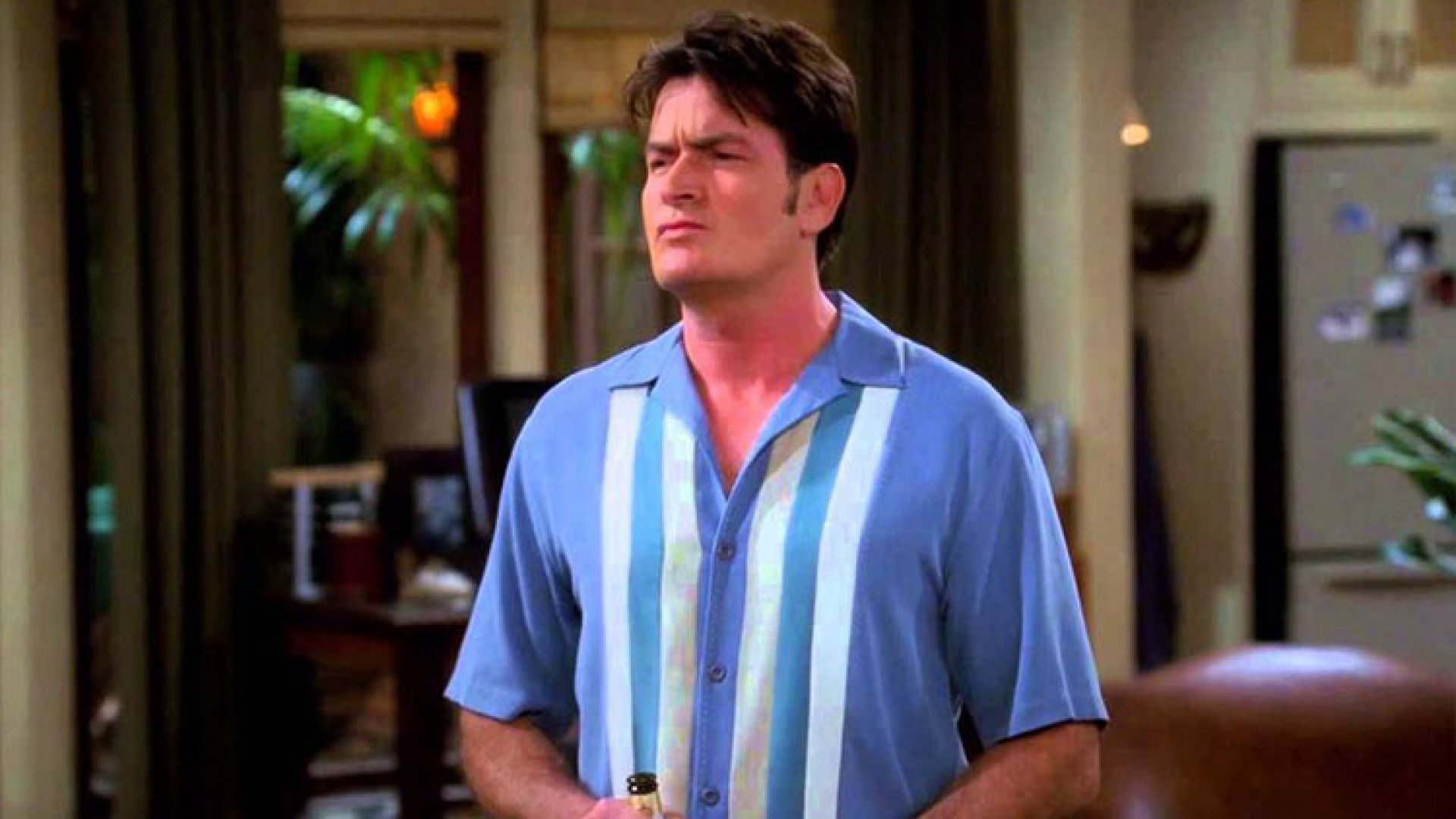 Agrede vecina a Charlie Sheen en su casa de Los Ángeles