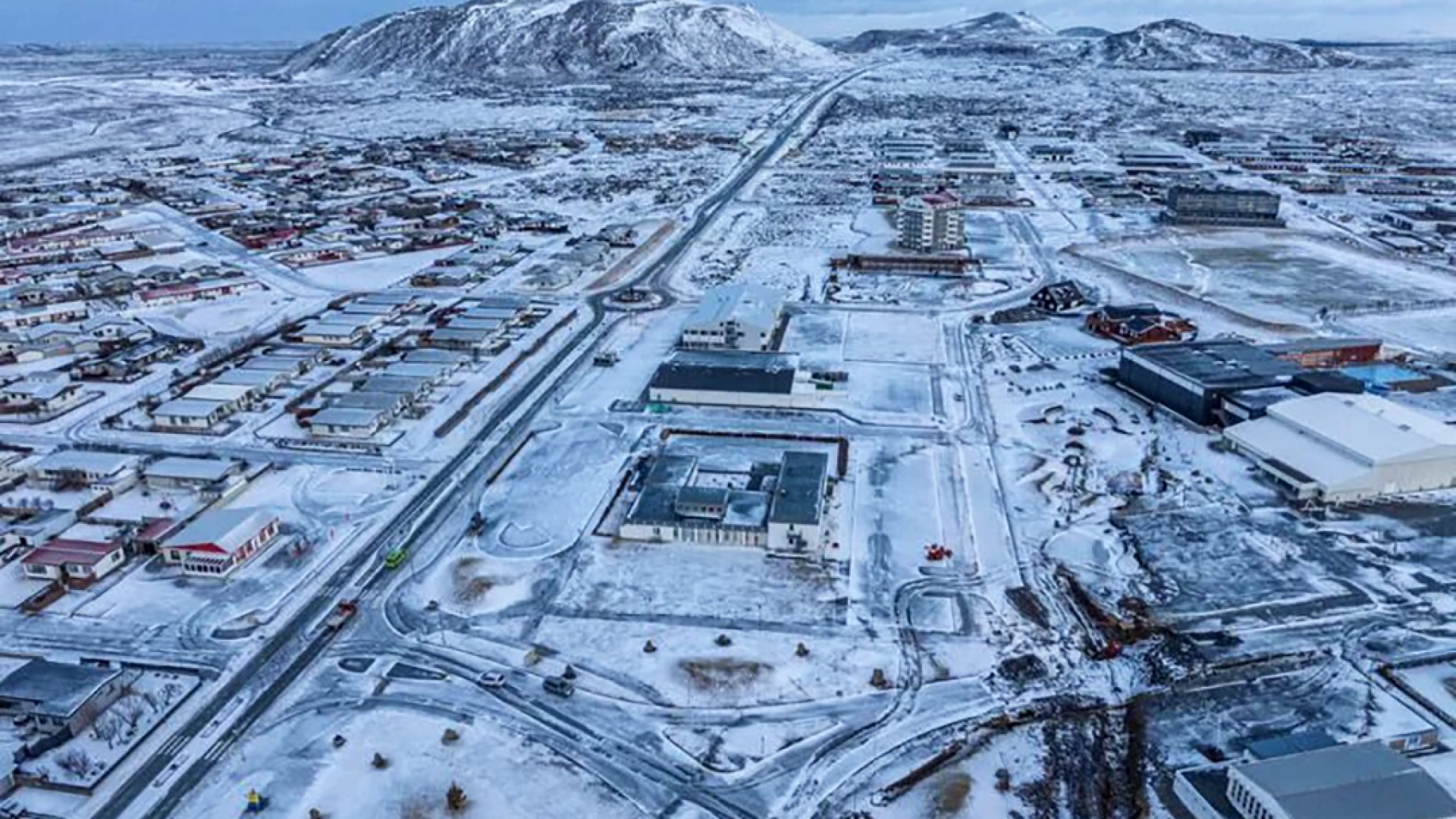 Islandia rebaja nivel de amenaza por el volcán