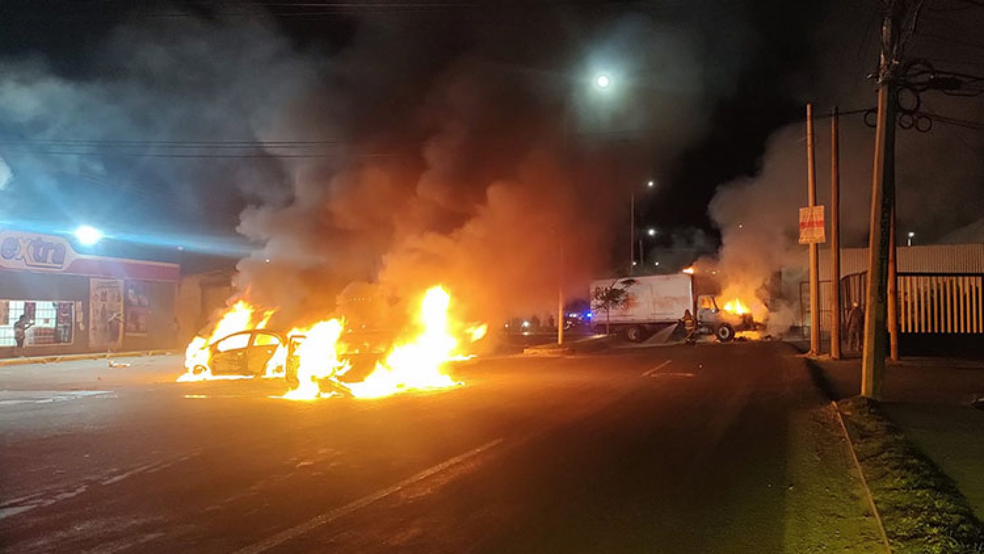 Reportan quema de vehículos y balaceras en Villahermosa