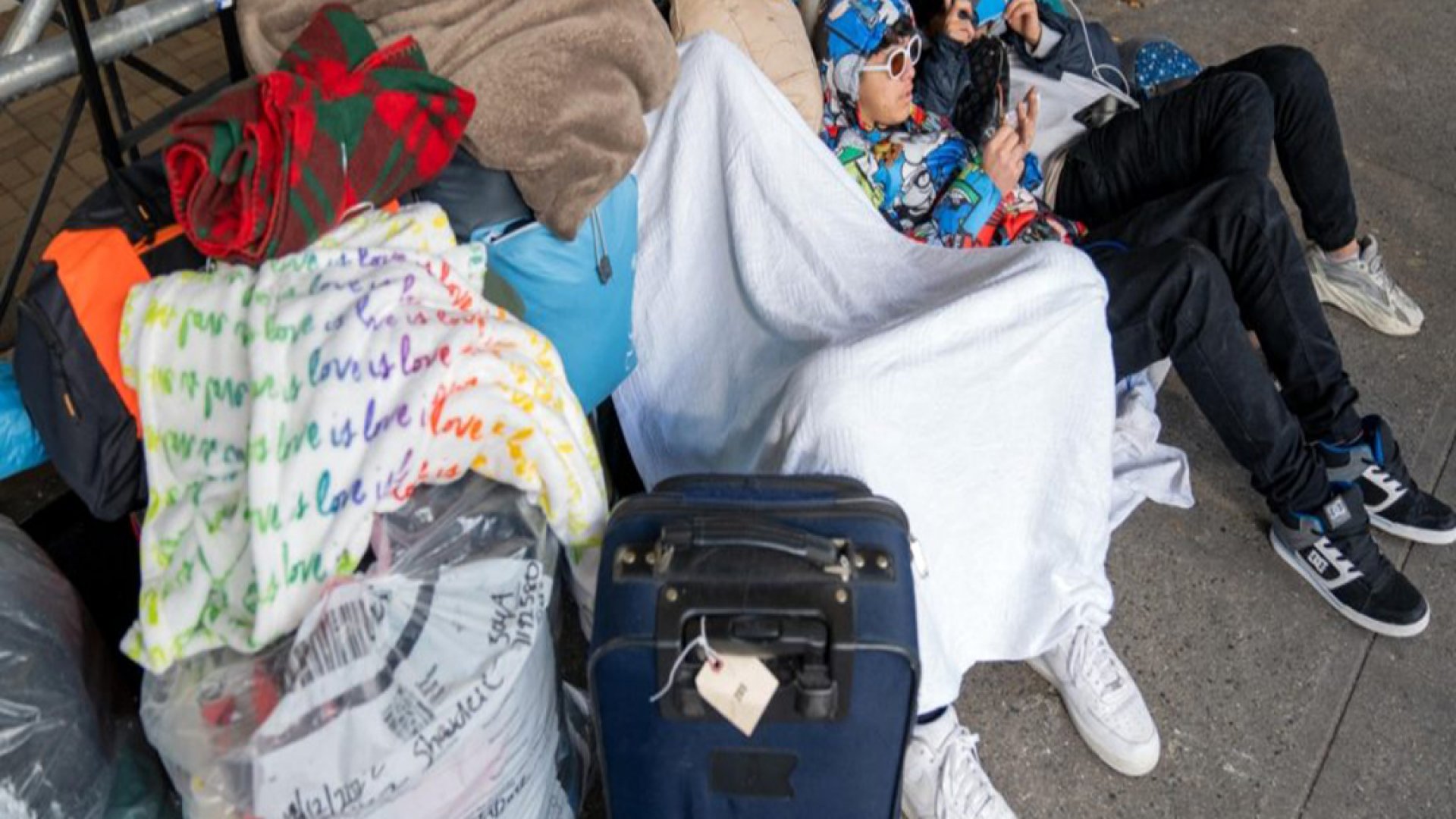 Autoridades de Nueva York notifican a migrantes que deben desalojar los albergues