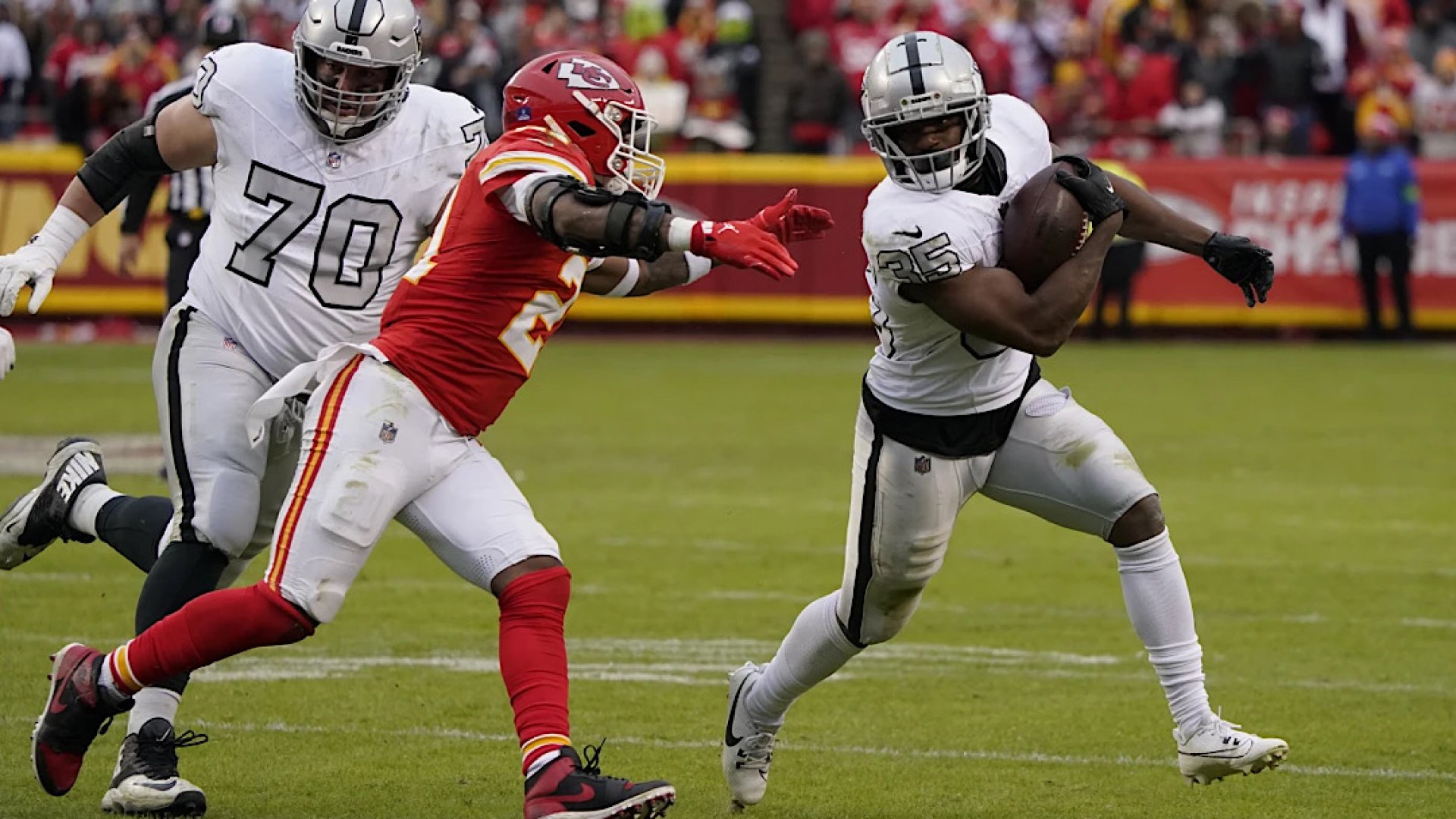 Los Raiders aturden a los jefes descuidados con 2 TDs defensivos en la victoria de 20-14 el día de Navidad