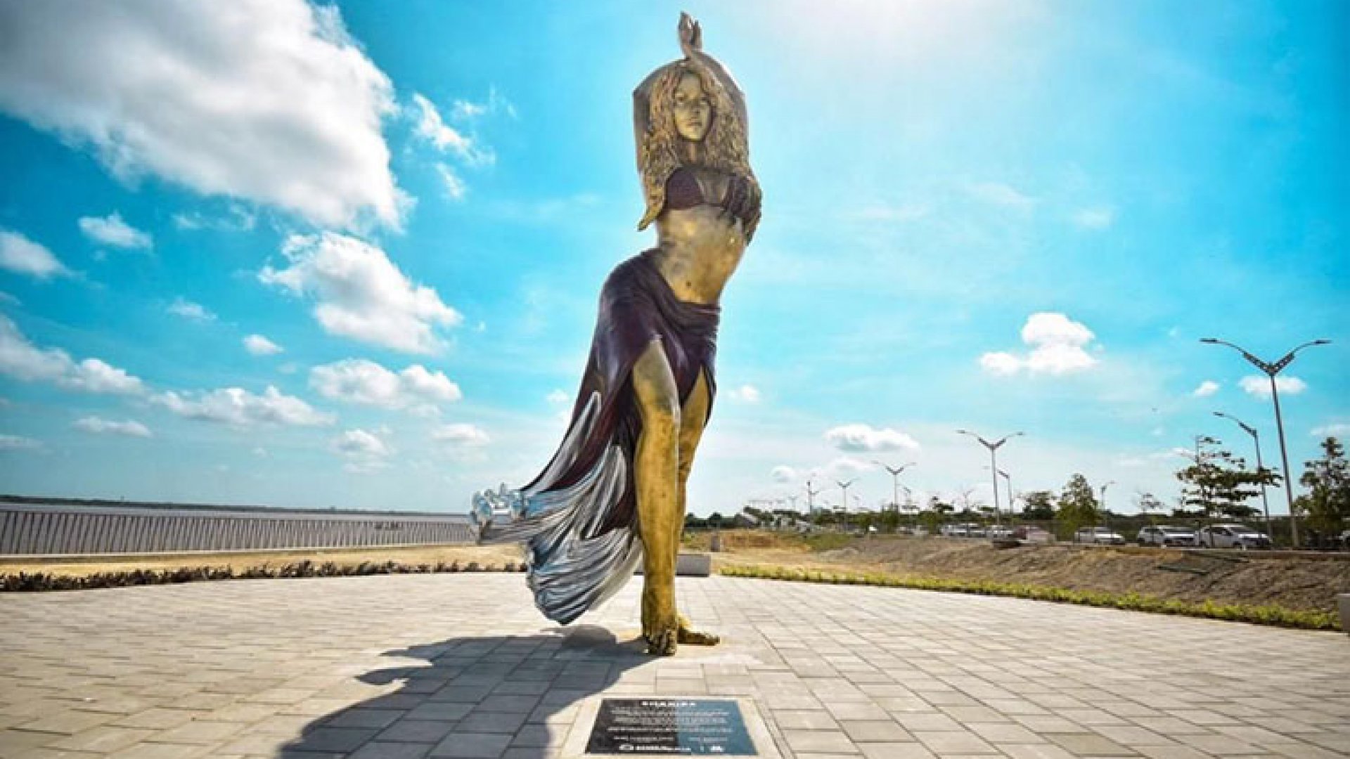 Develan estatua de Shakira en Barranquilla