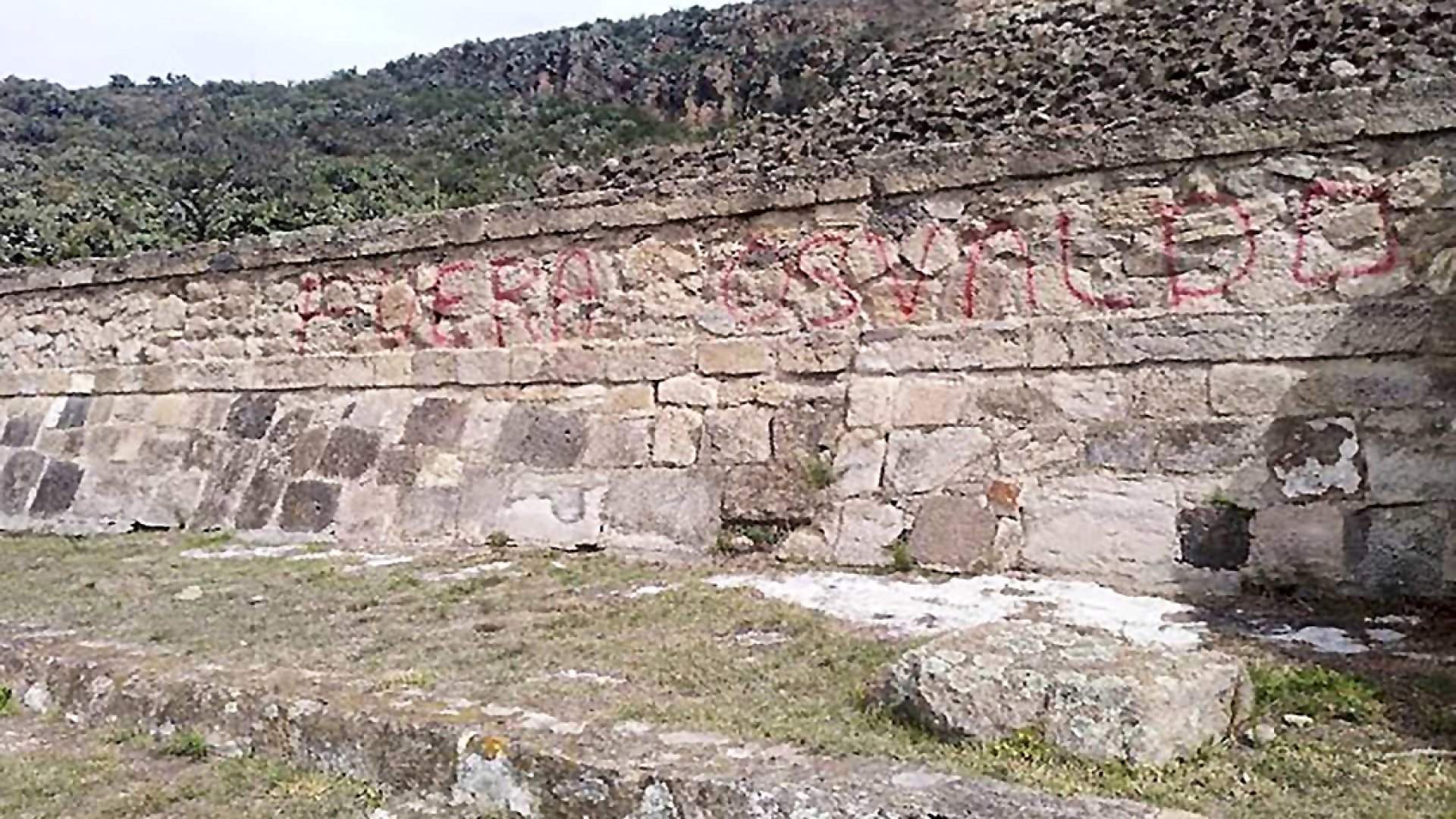 ¿Auto gol? Vandalizan con grafitis zona arqueológica de Huapalcalco