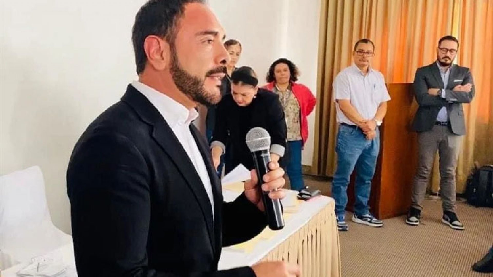 ‘Con un sorbito de champaña, brindo por ustedes’, presume líder sindical