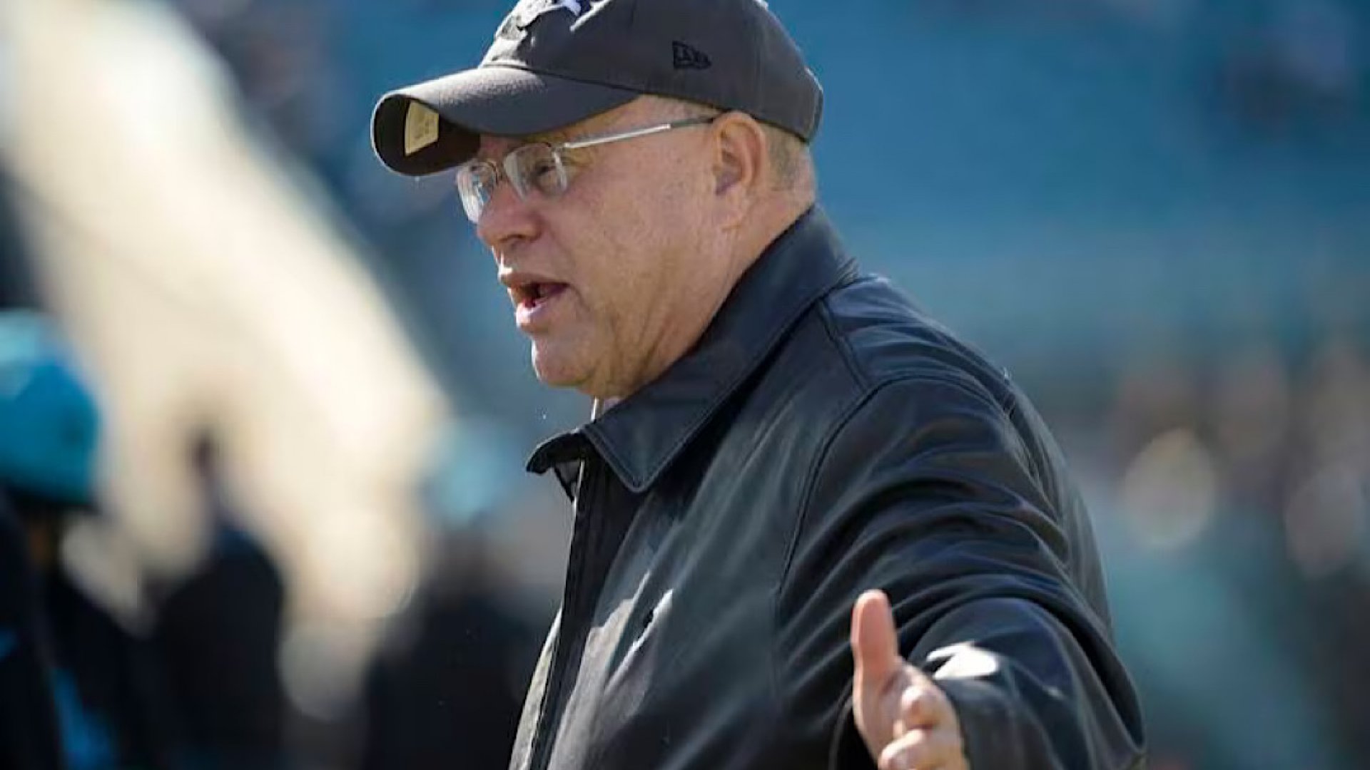 Dueño de los Panthers recibe fuerte multa tras lanzar bebida a aficionados
