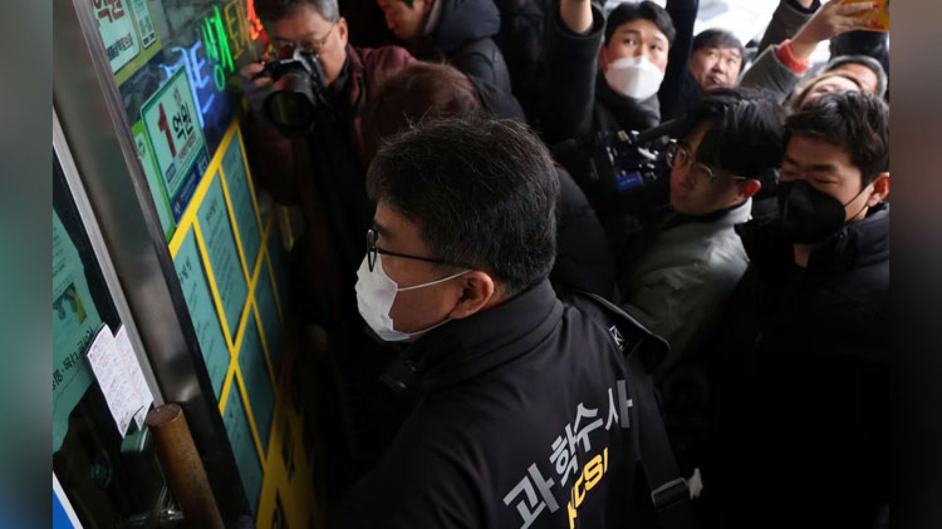 Registran casa del sospechoso que apuñaló al líder opositor de Corea del Sur, Lee Jae-myung