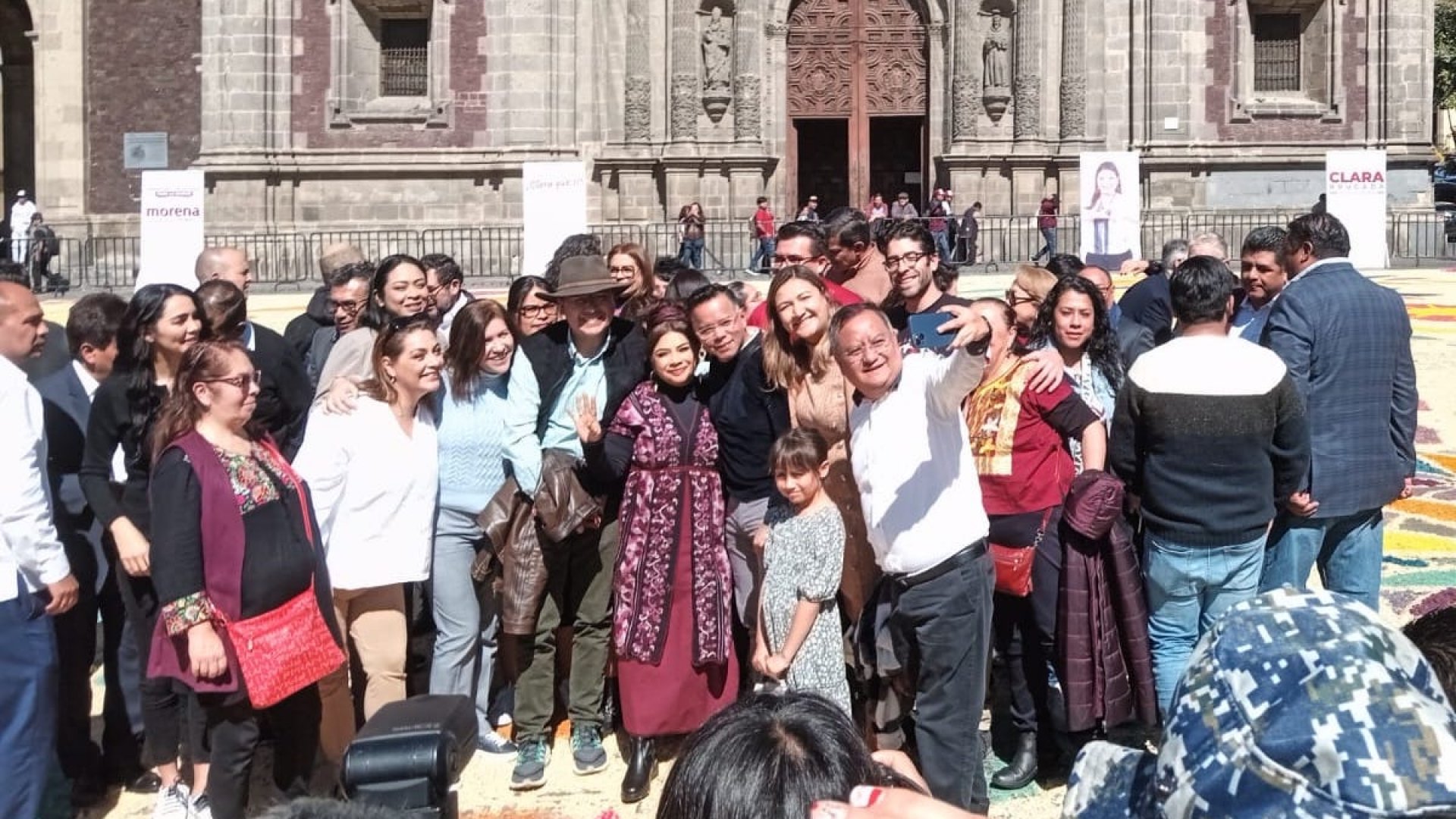 Clara Brugada cierra precampaña con elaboración de tapete artesanal