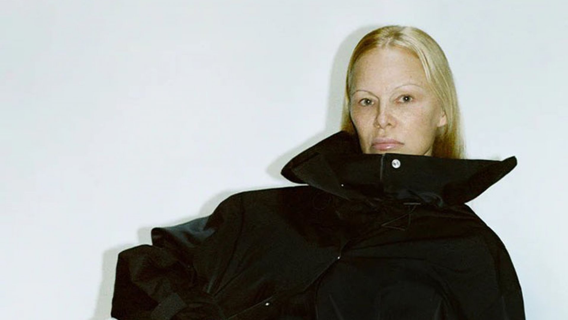 Modela Pamela Anderson sin maquillaje para campaña de moda