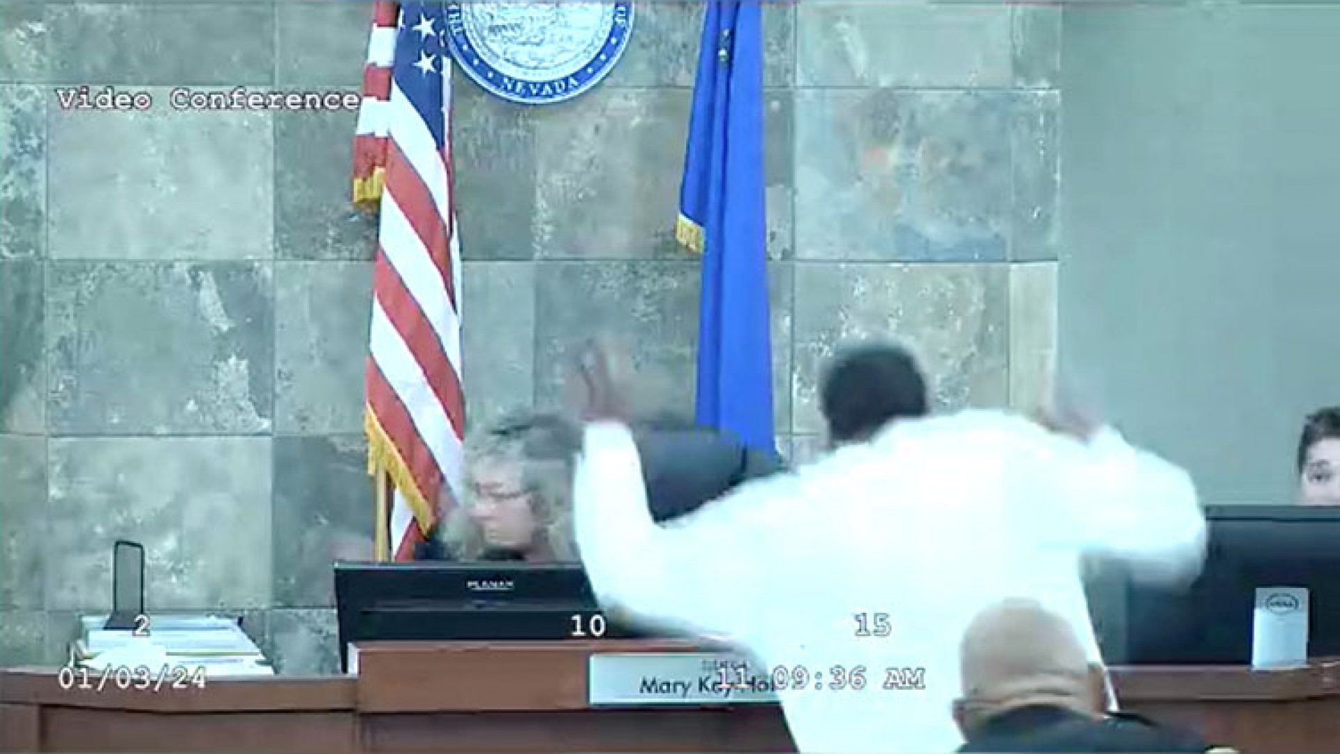 Hombre ataca a jueza de Las Vegas durante su sentencia… acusado de agresión
