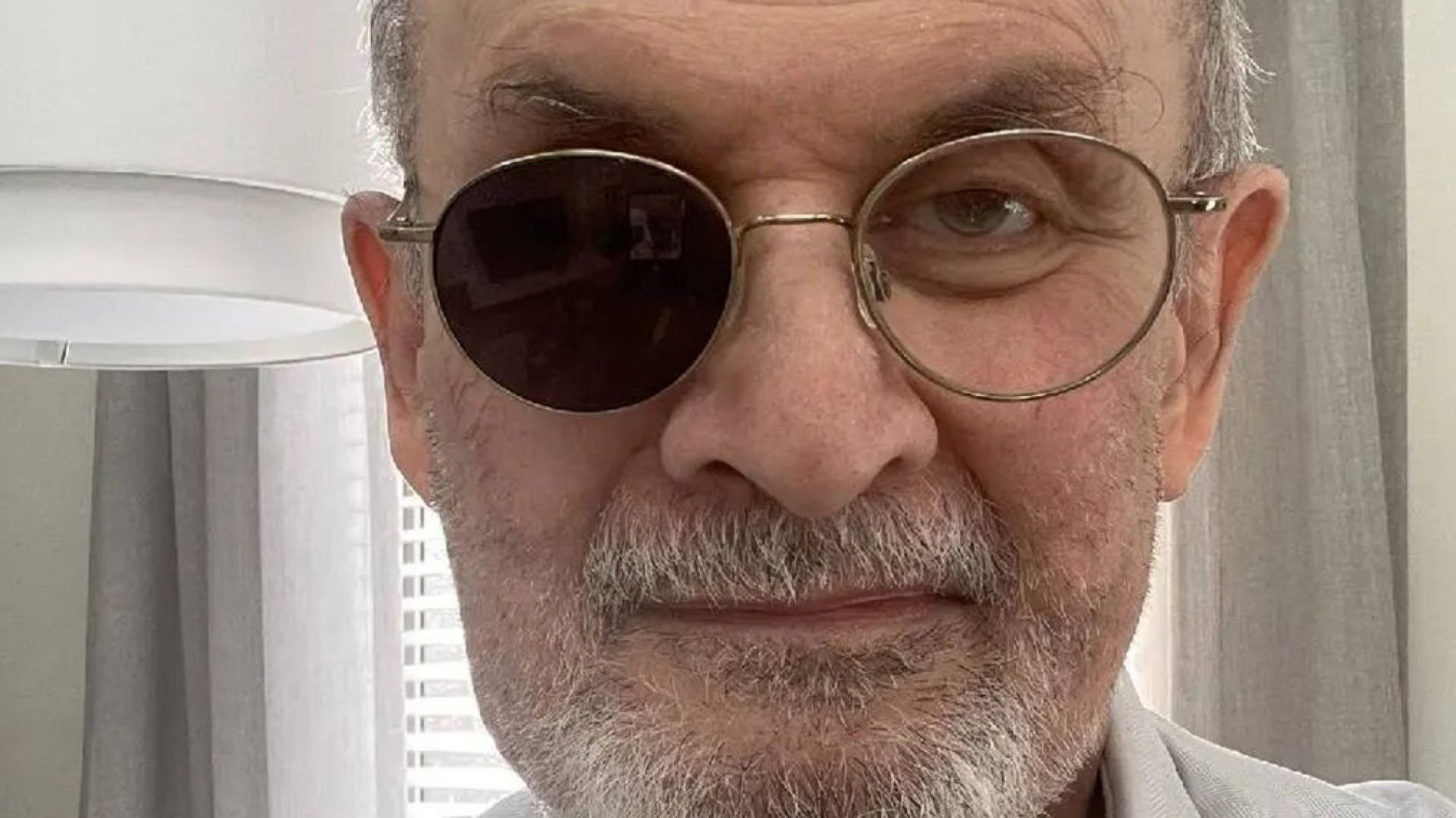 El nuevo libro de Salman Rushdie podría retrasar el juicio contra quien lo acuchilló