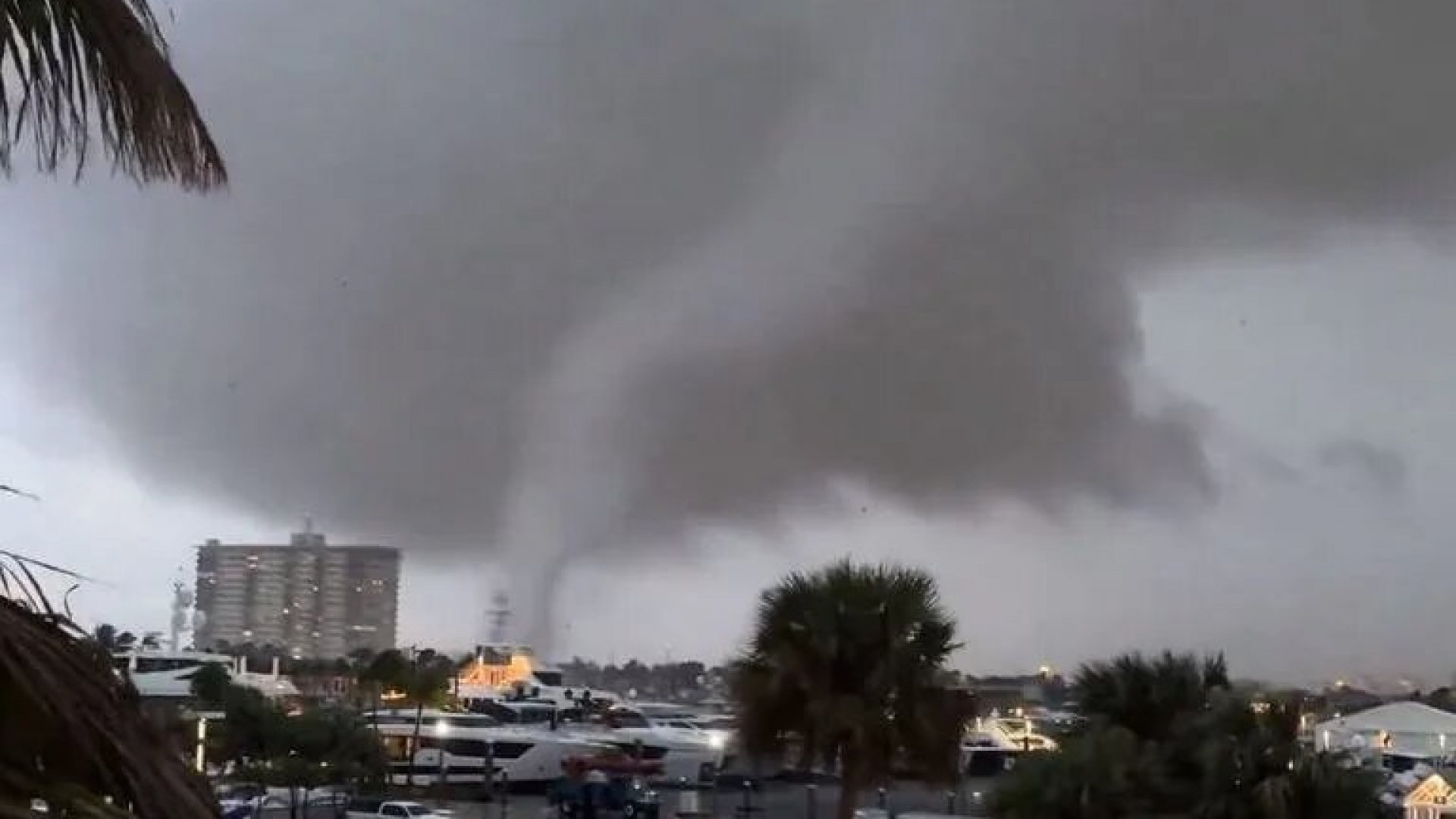 Tornado toca tierra y deja cortes de luz a su paso al sur de Florida