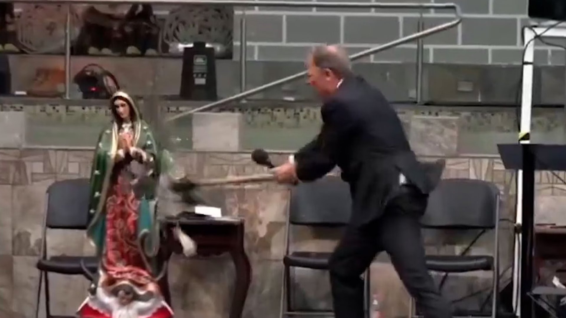 ¡Con la Virgen de Guadalupe no! Pastor de Iglesia Bautista destroza estatuas e indigna a creyentes