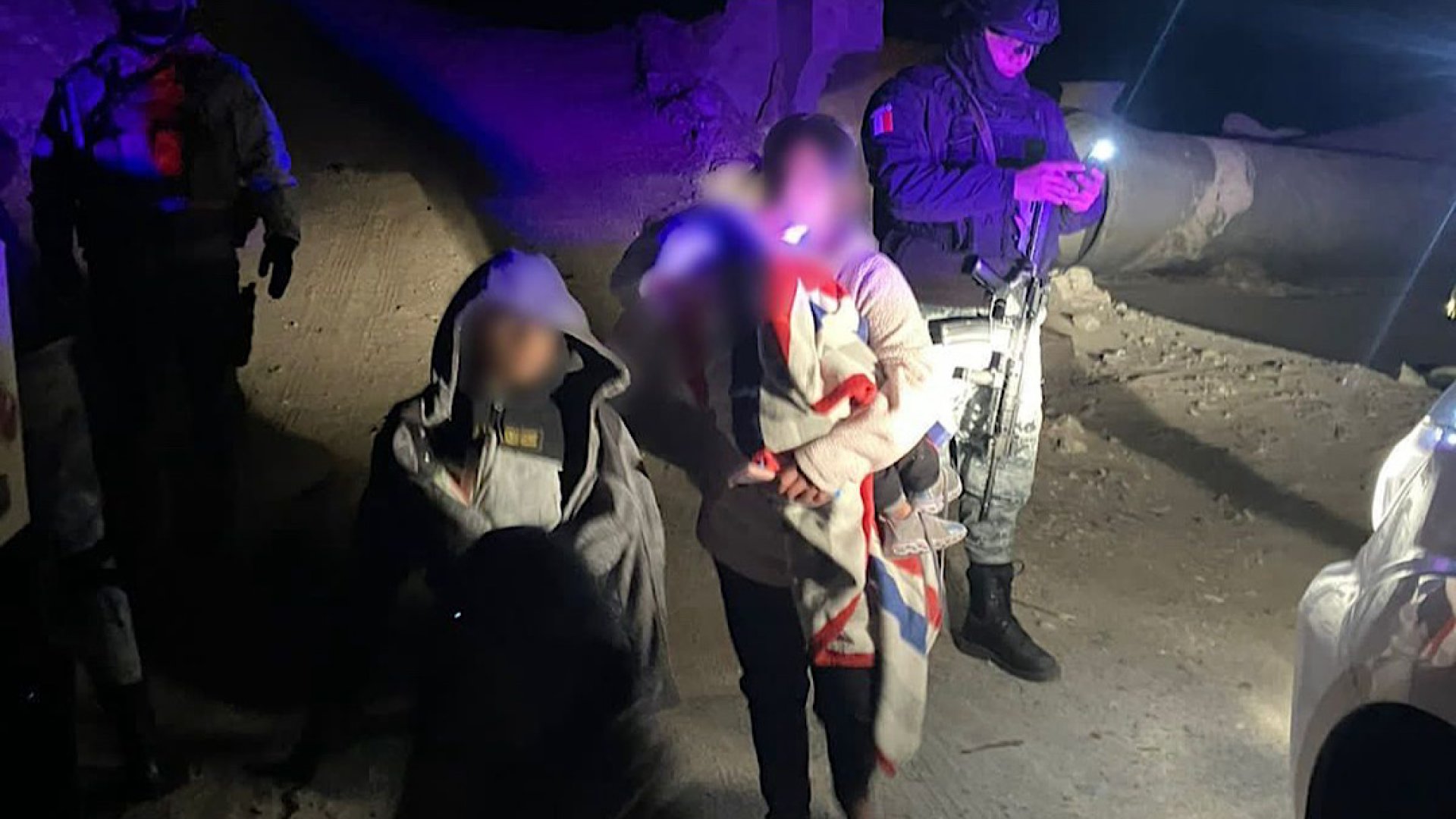 Taxista los abandona a su suerte en él desierto