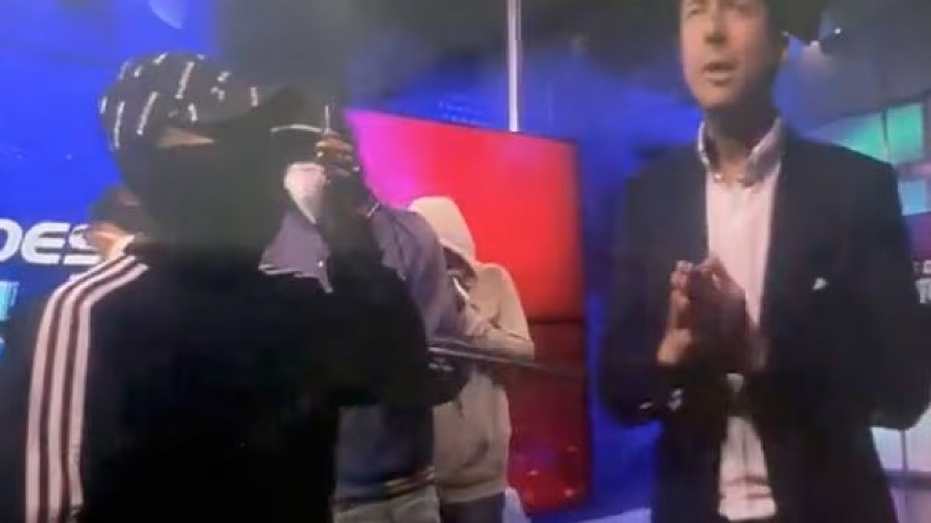 Escala violencia en Ecuador; caen 13 tras irrupción en canal