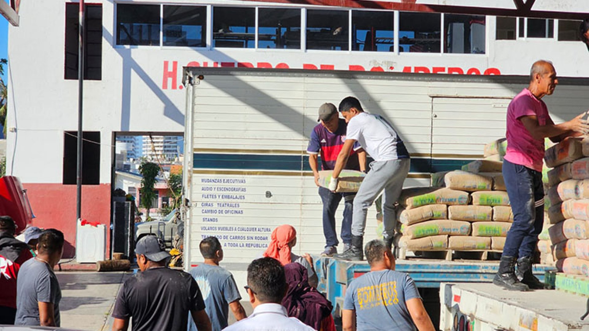 Reciben 250 mil familias de Guerrero apoyo para reconstrucción: AMLO