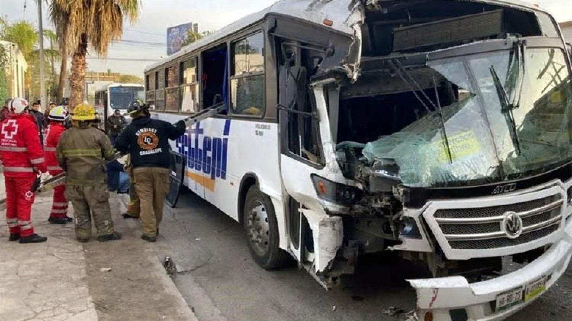 Choque de camiones deja 15 heridos, en MTY