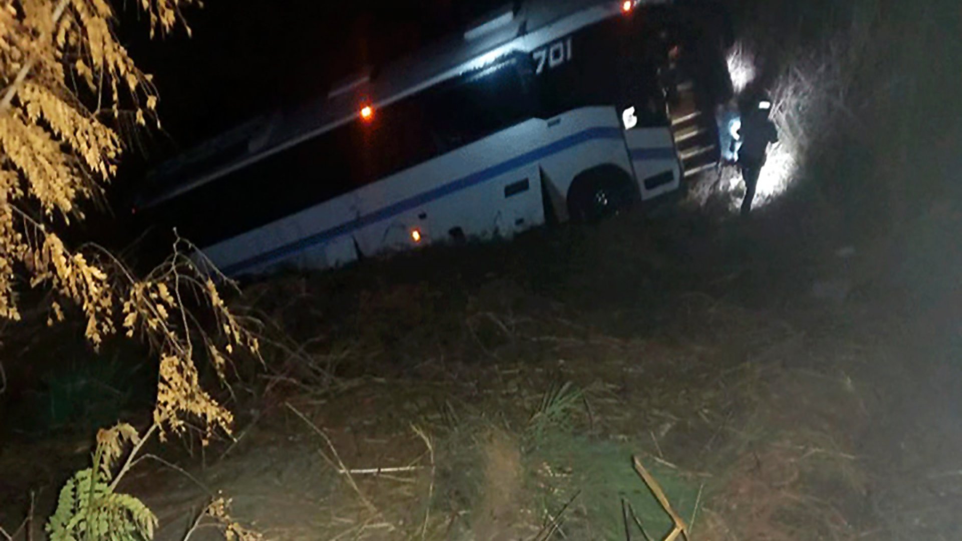 Vuelca autobús en barranco y deja a diez migrantes heridos en Oaxaca