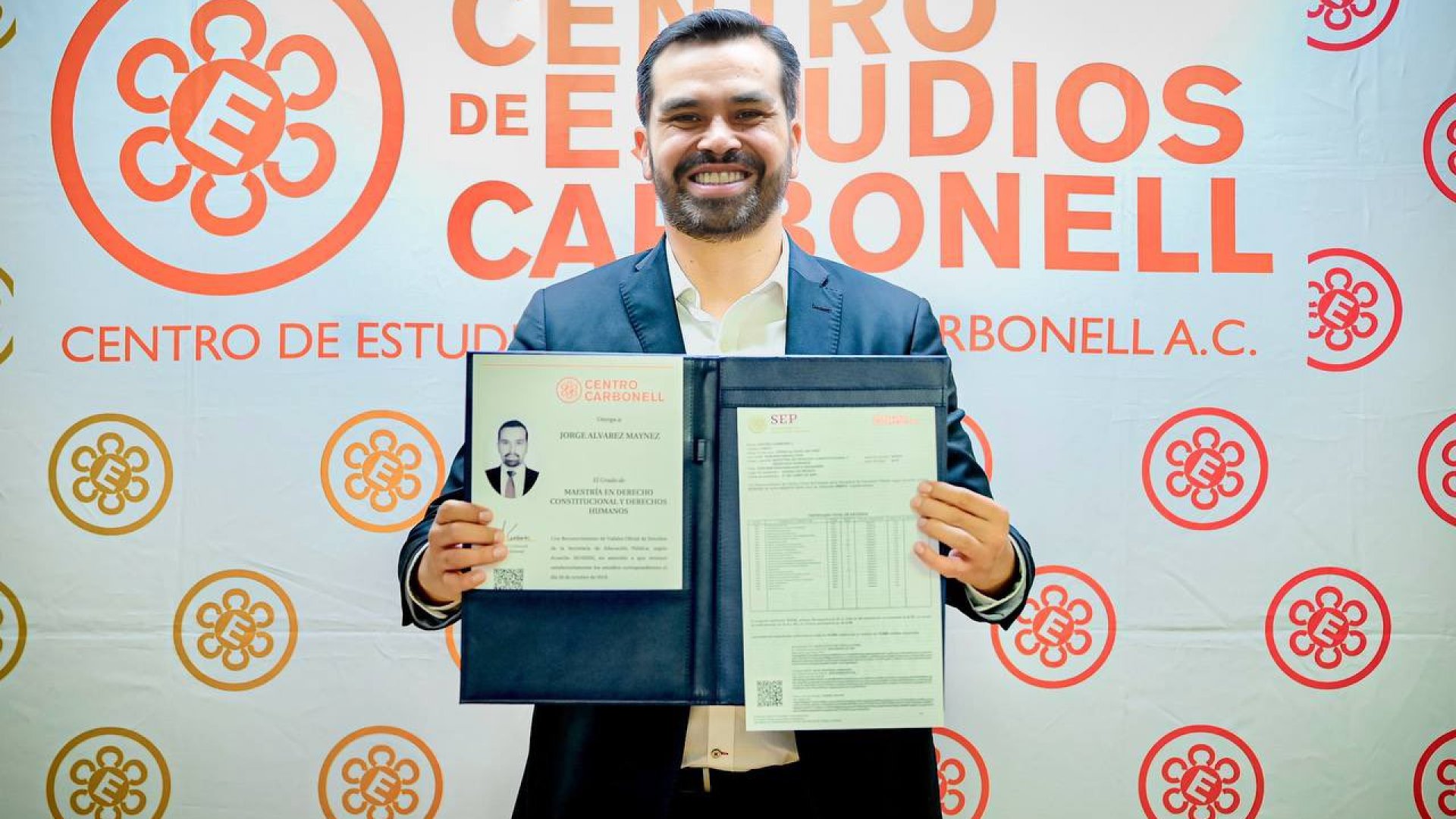 Álvarez Máynez presume su titulación como maestro