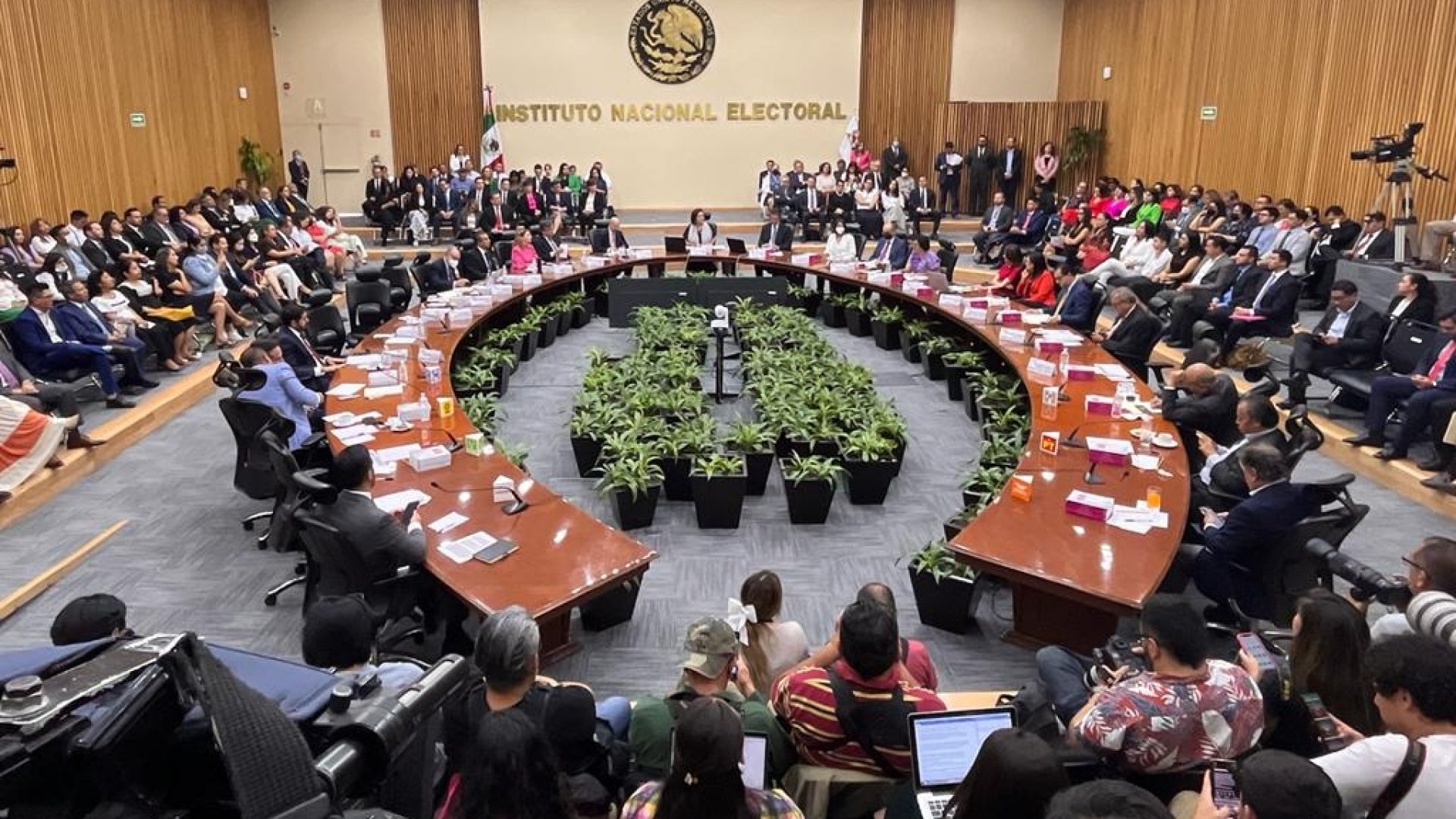 Se lanzan acusaciones mutuas Morena y PRD-PAN en sesión del INE