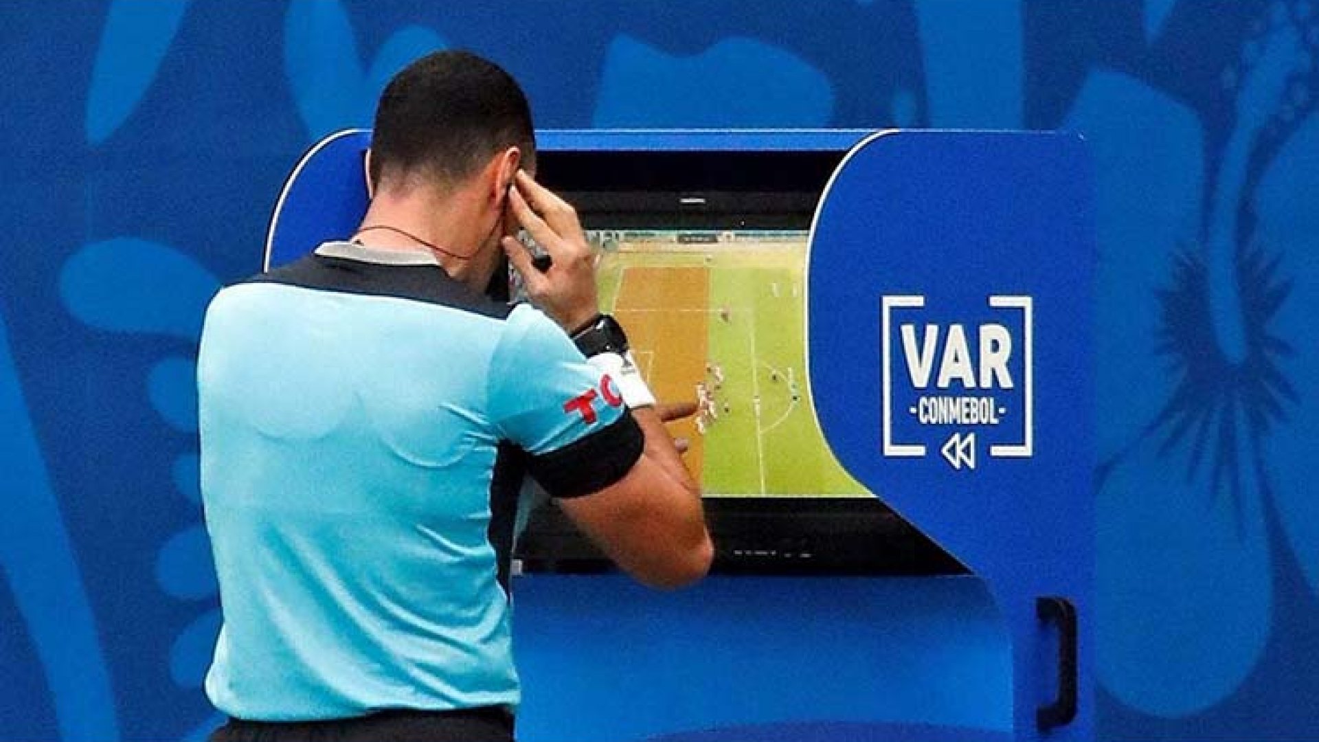 Dirán árbitros su decisión al público tras revisar en el VAR