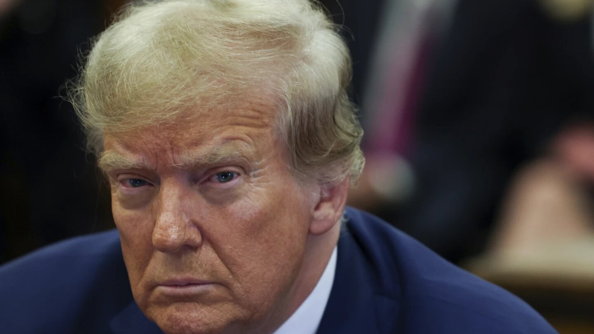 Donald Trump desafía al juez y pronuncia un discurso en el tribunal
