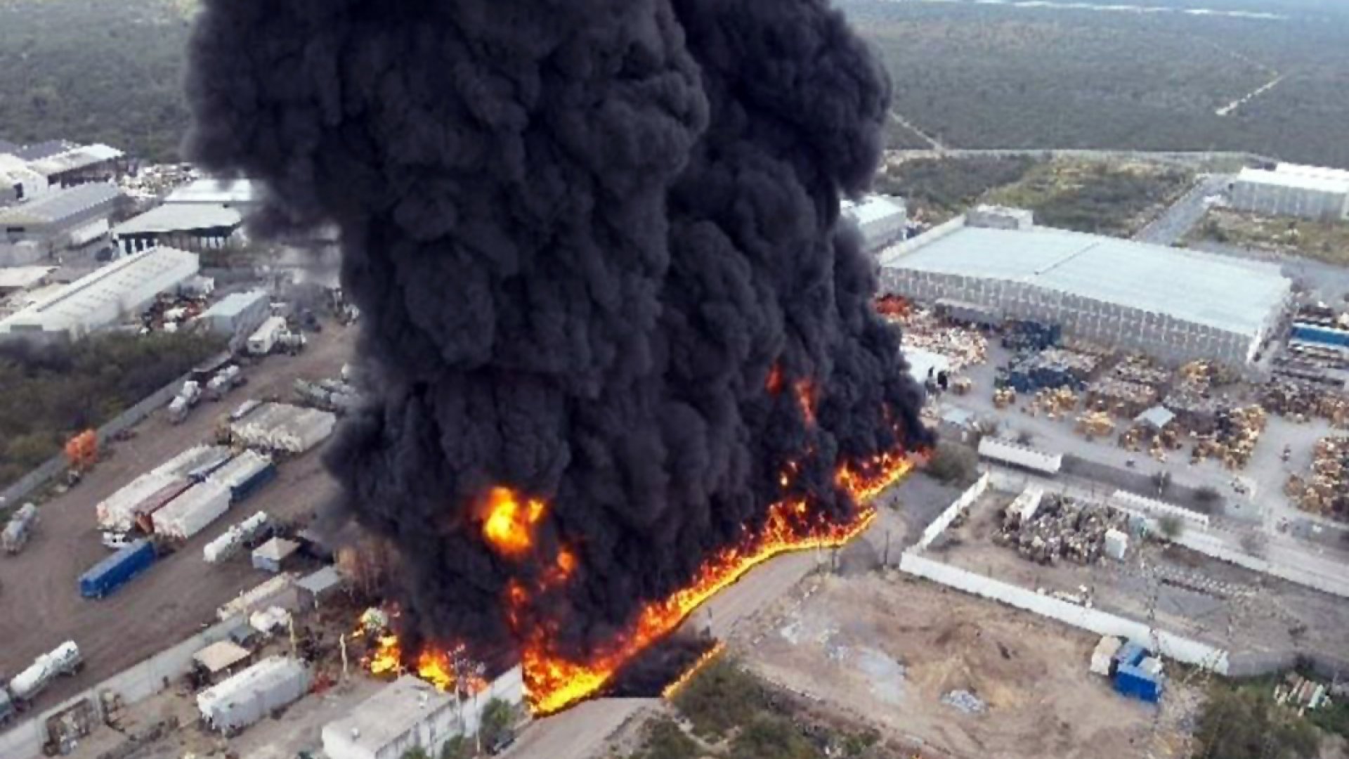 Se incendia fábrica en la carretera a Monclova