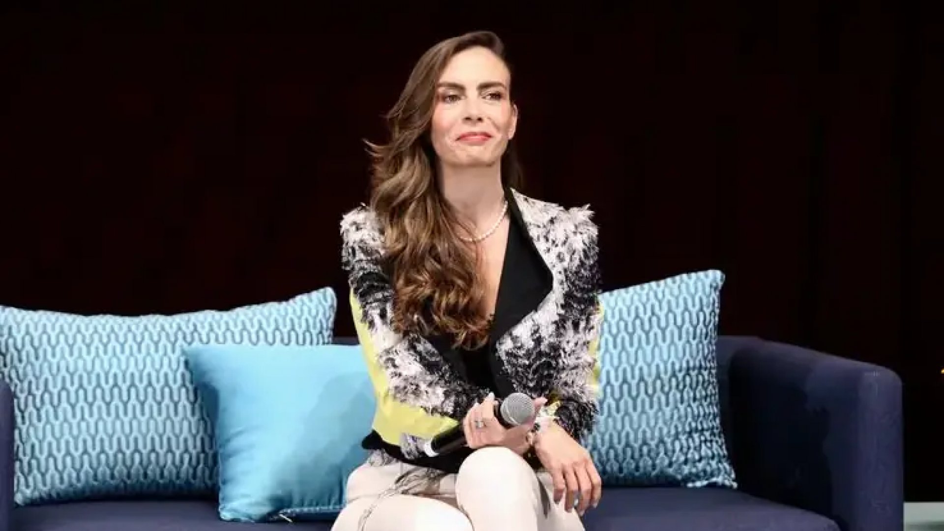 Quiere Sasha evitar que Luis de Llano la mencione en libro