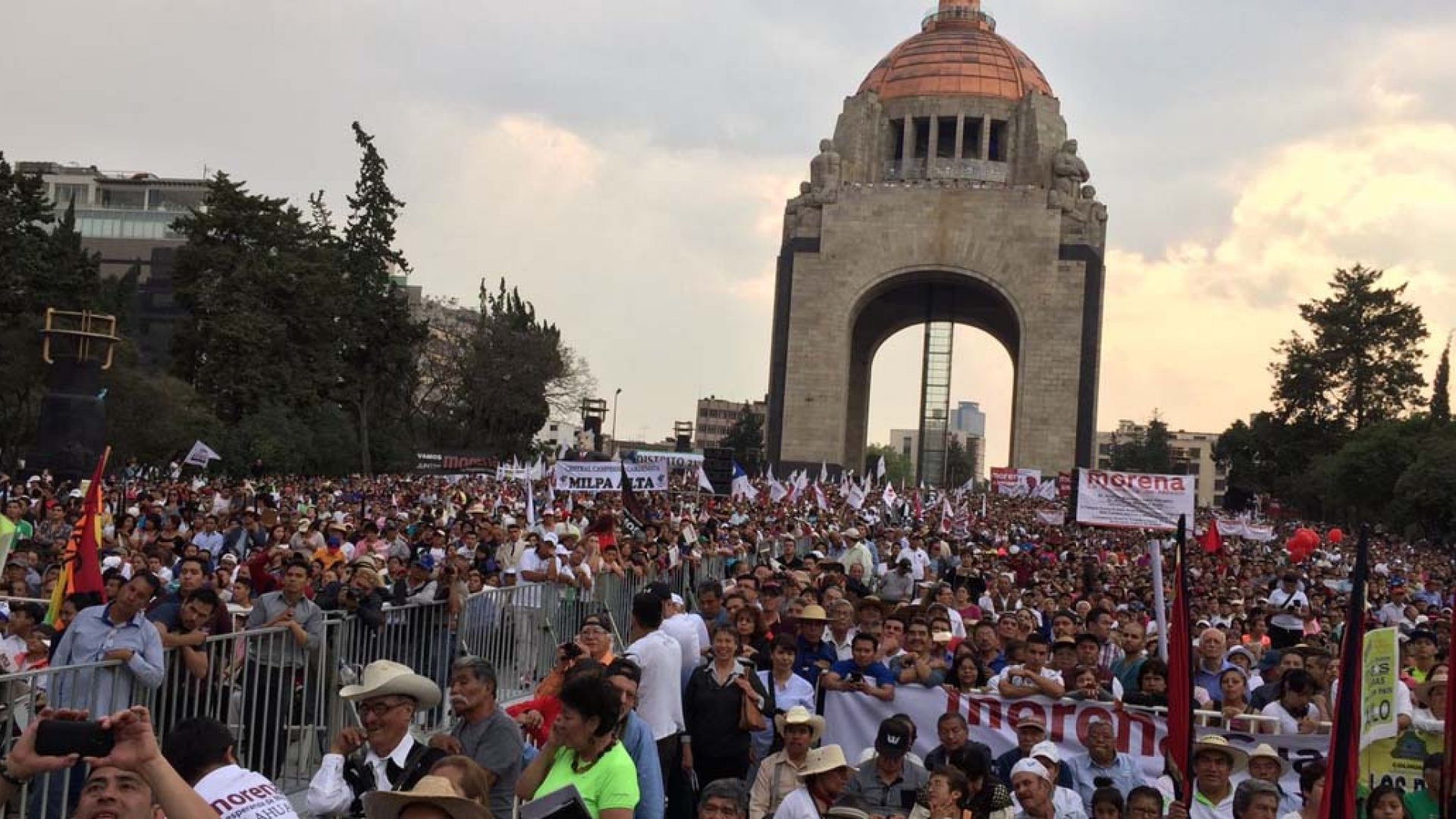 Simpatizantes de Claudia Sheinbaum abarrotan el Monumento a la Revolución