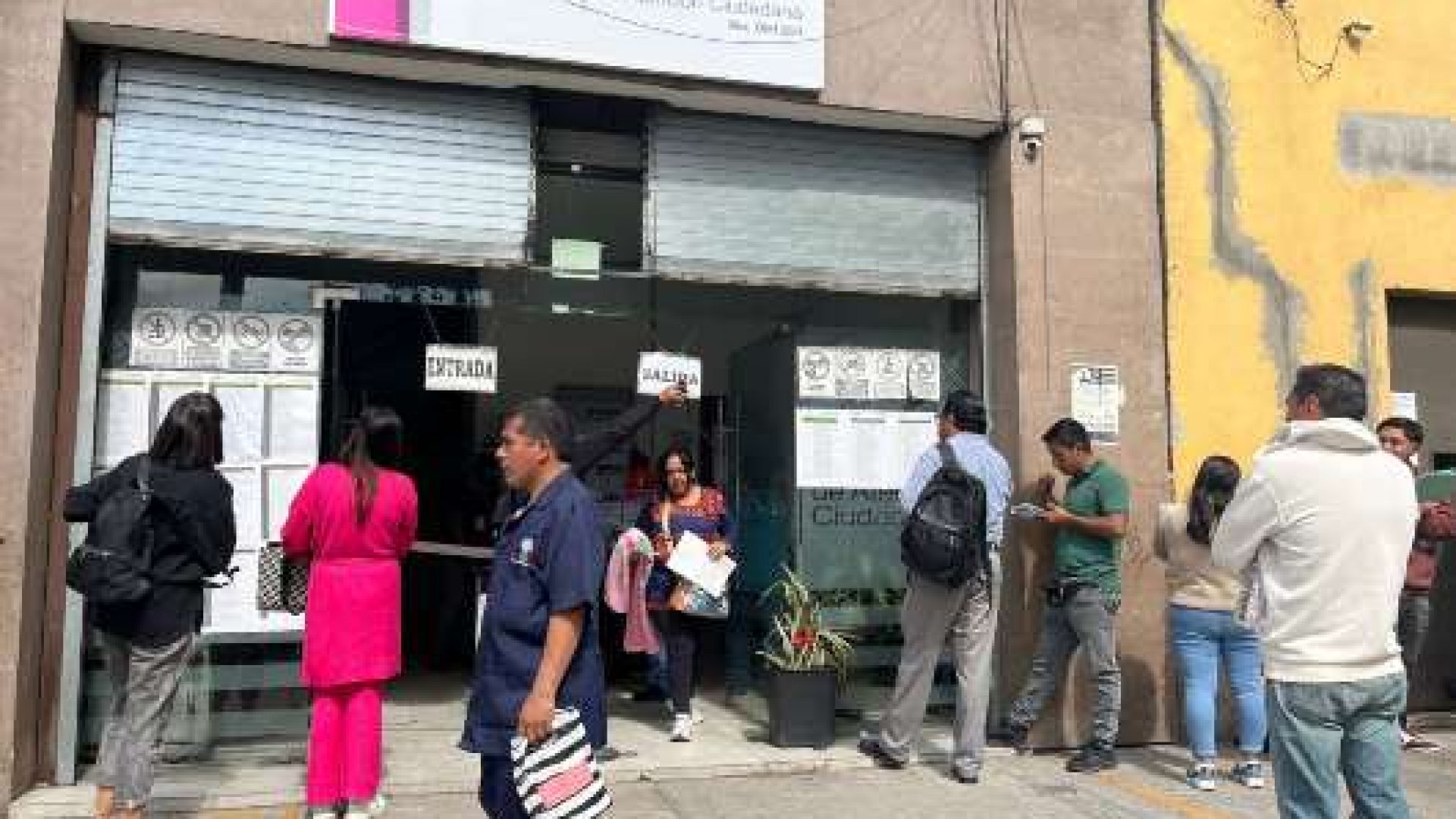 Reportan largas filas en módulos del INE