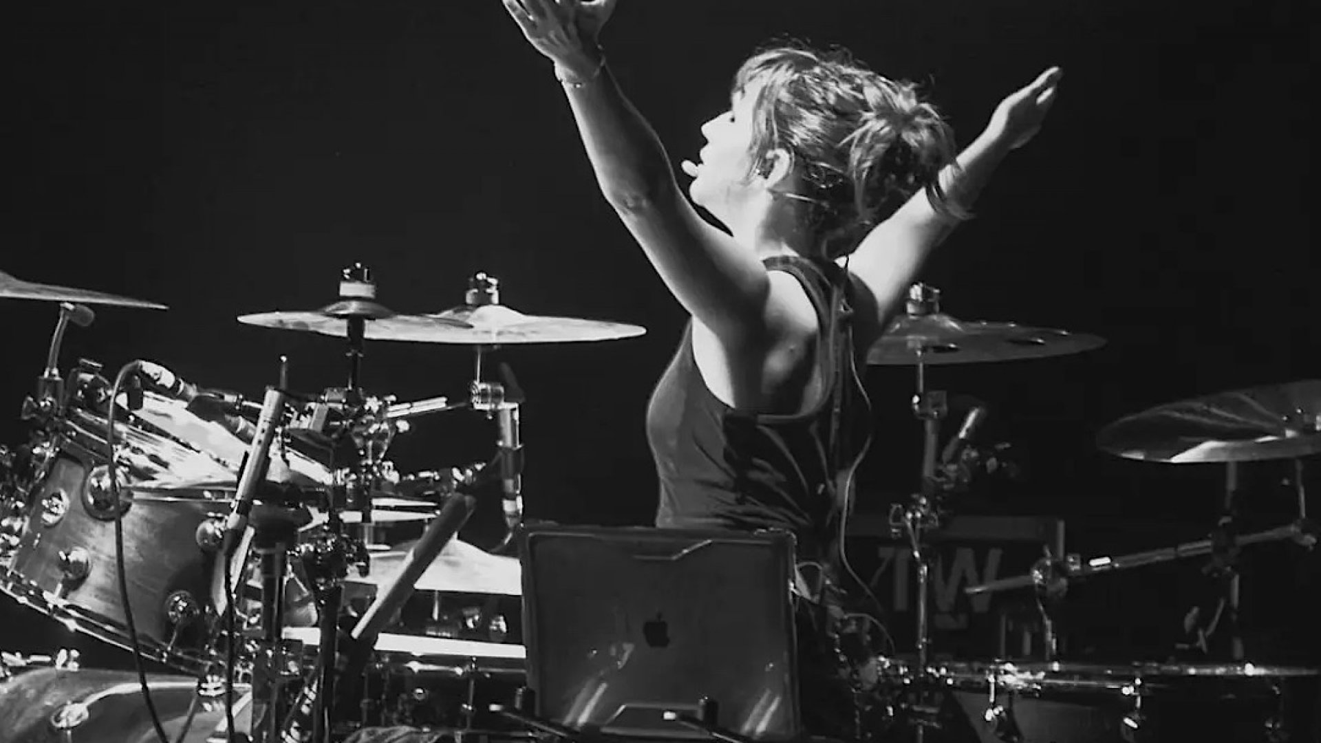 Una mexicana, considerada la mejor baterista de rock de 2023