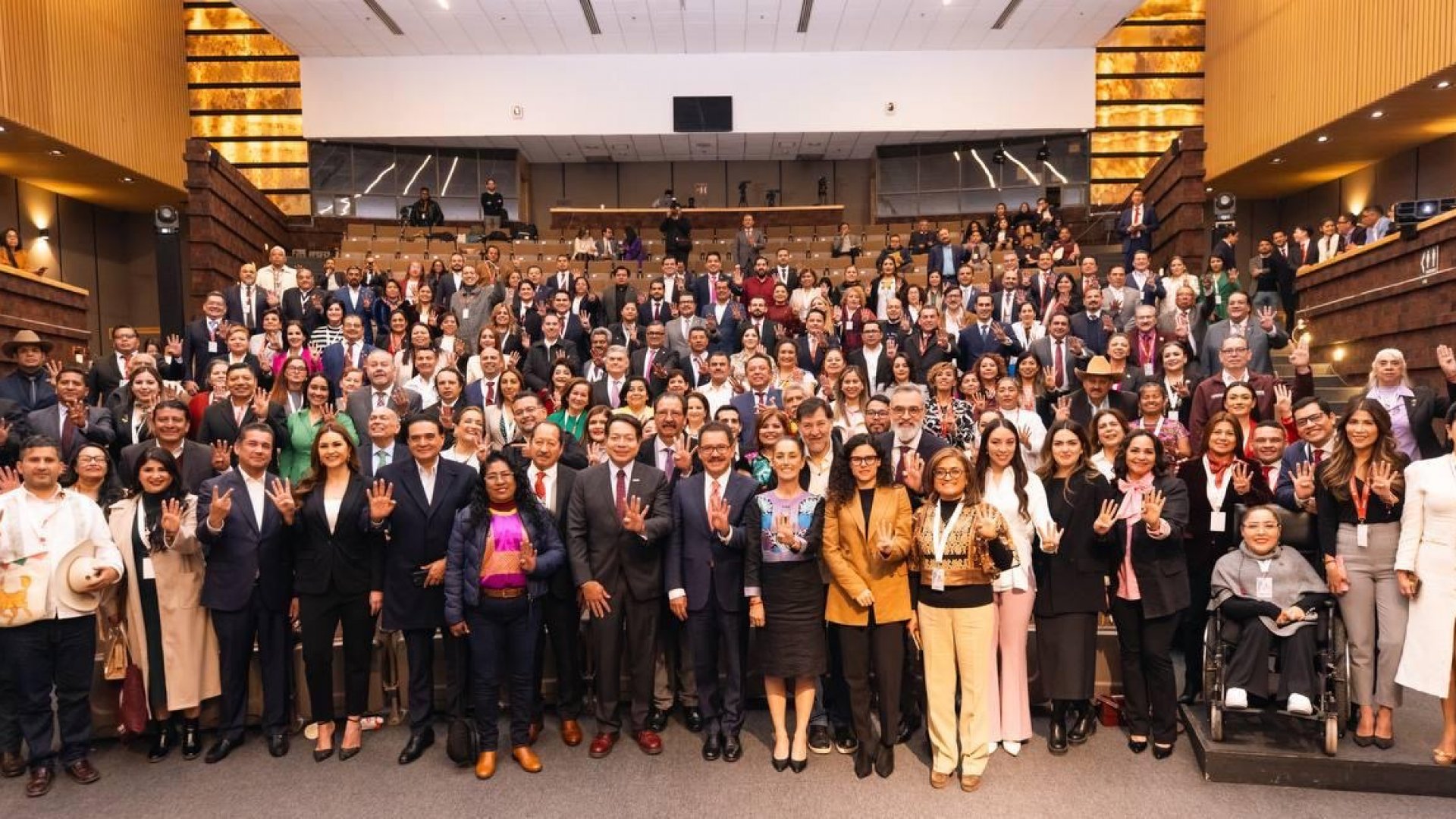 Claudia apuesta por una 4T de pluralidad y libertades junto a diputados y diputadas de Morena