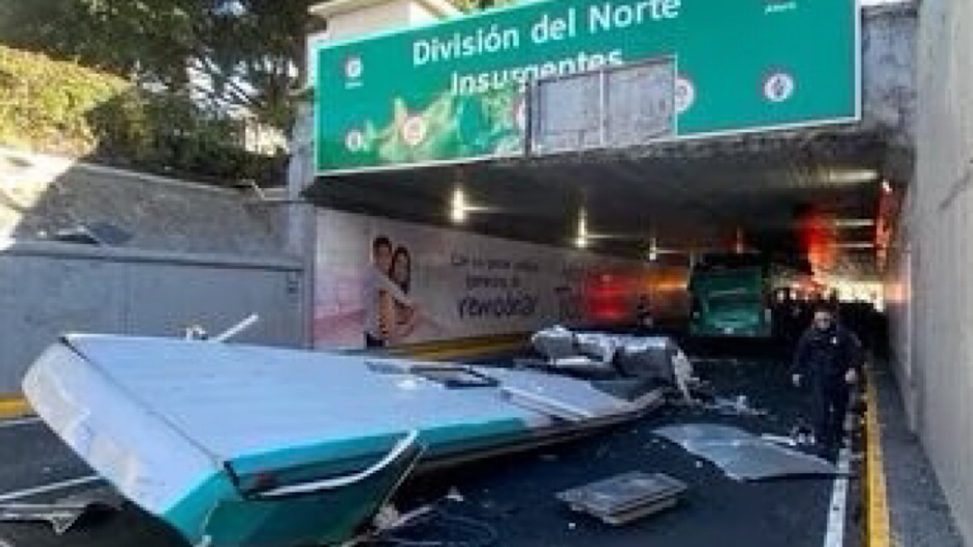Camión de pasajeros ‘se queda atorado’ bajo puente de Insurgentes y Viaducto: Hay 16 heridos