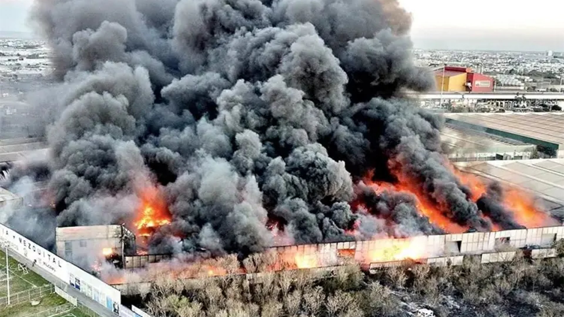 Continúa gran incendio en Nuevo León