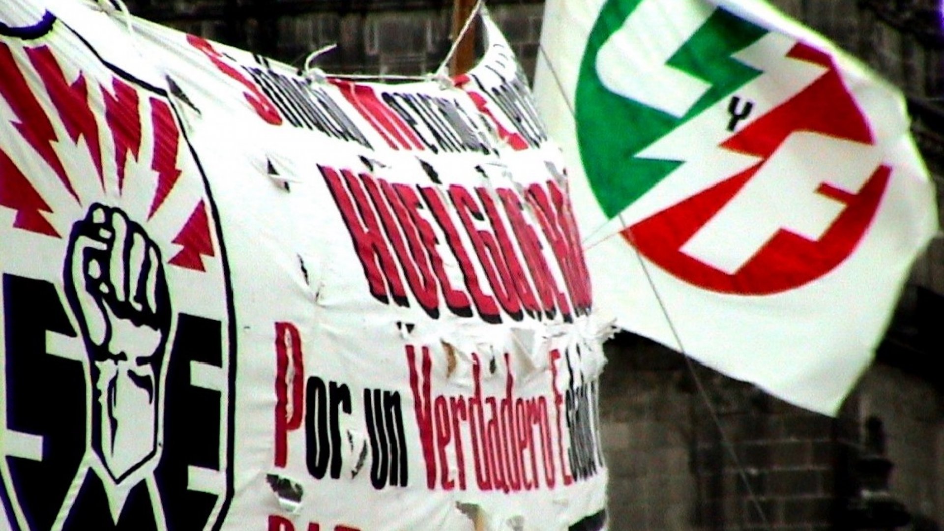 Cientos de electricistas protestan contra ministros 