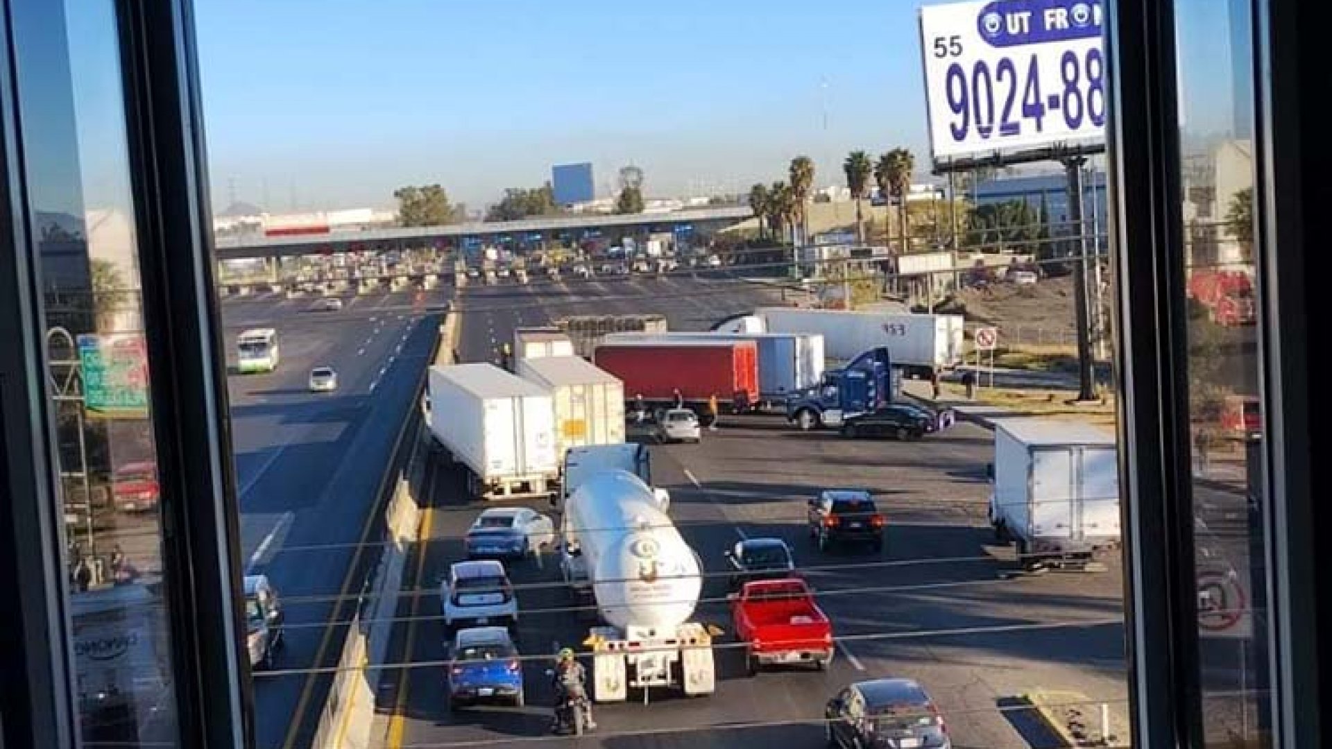 Protestan transportistas en la México-Querétaro