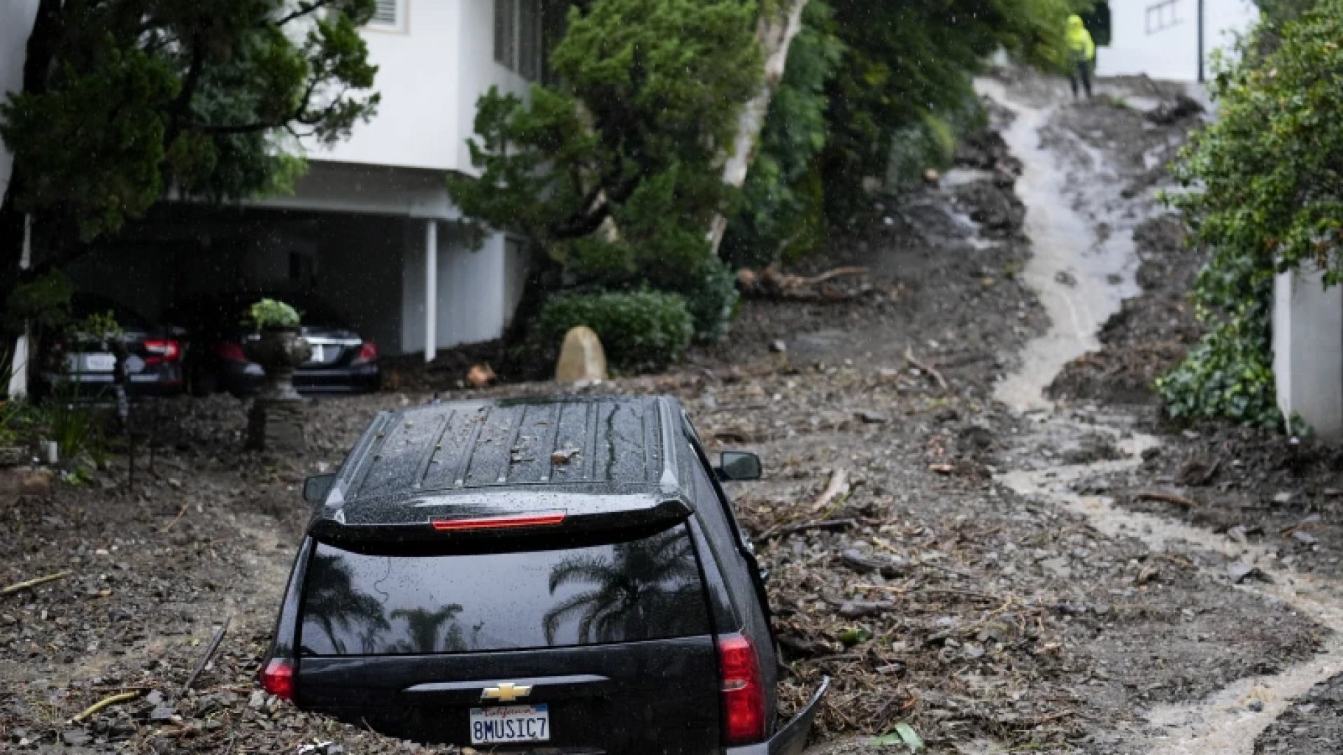 Río atmosférico genera lluvias torrenciales y vientos feroces en California
