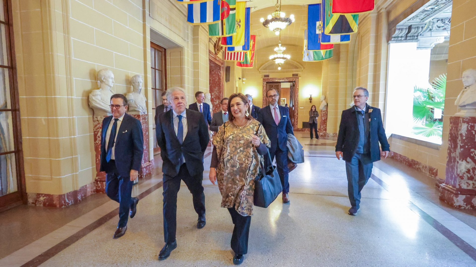 Xóchitl Gálvez se reúne con el secretario general de la OEA