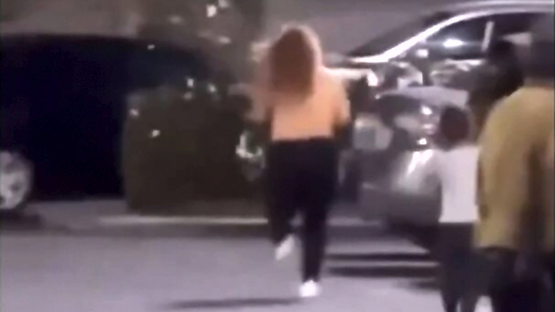 Mujer sale corriendo de Costco y se quita la ropa | Video
