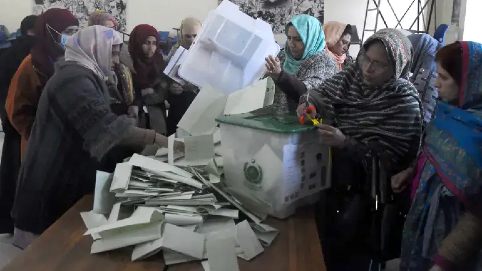 Inician elecciones generales en Pakistán entre violencia y crisis económica