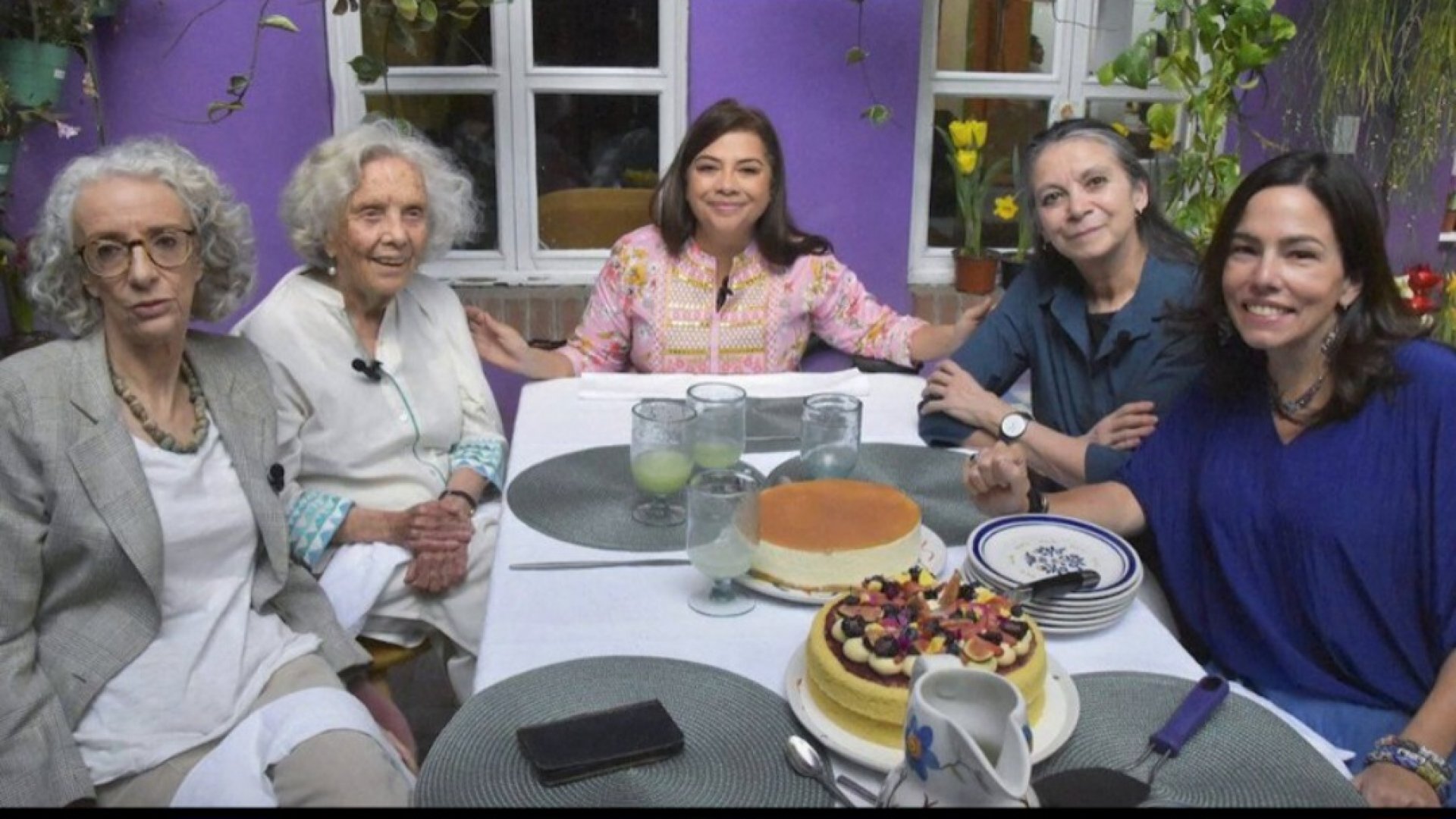 Clara Brugada se reúne con las mujeres que conforman su Consejo Asesor