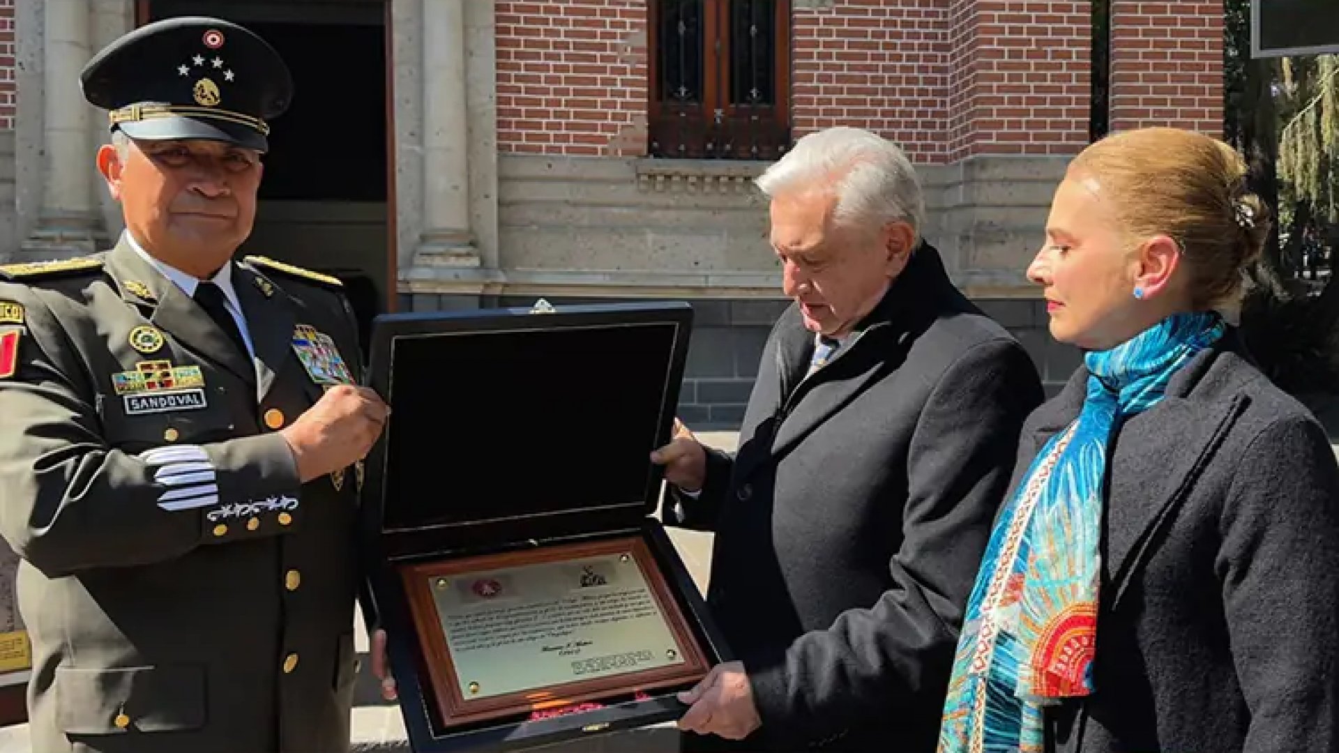 Recibe AMLO placa conmemorativa con discurso de Francisco I. Madero