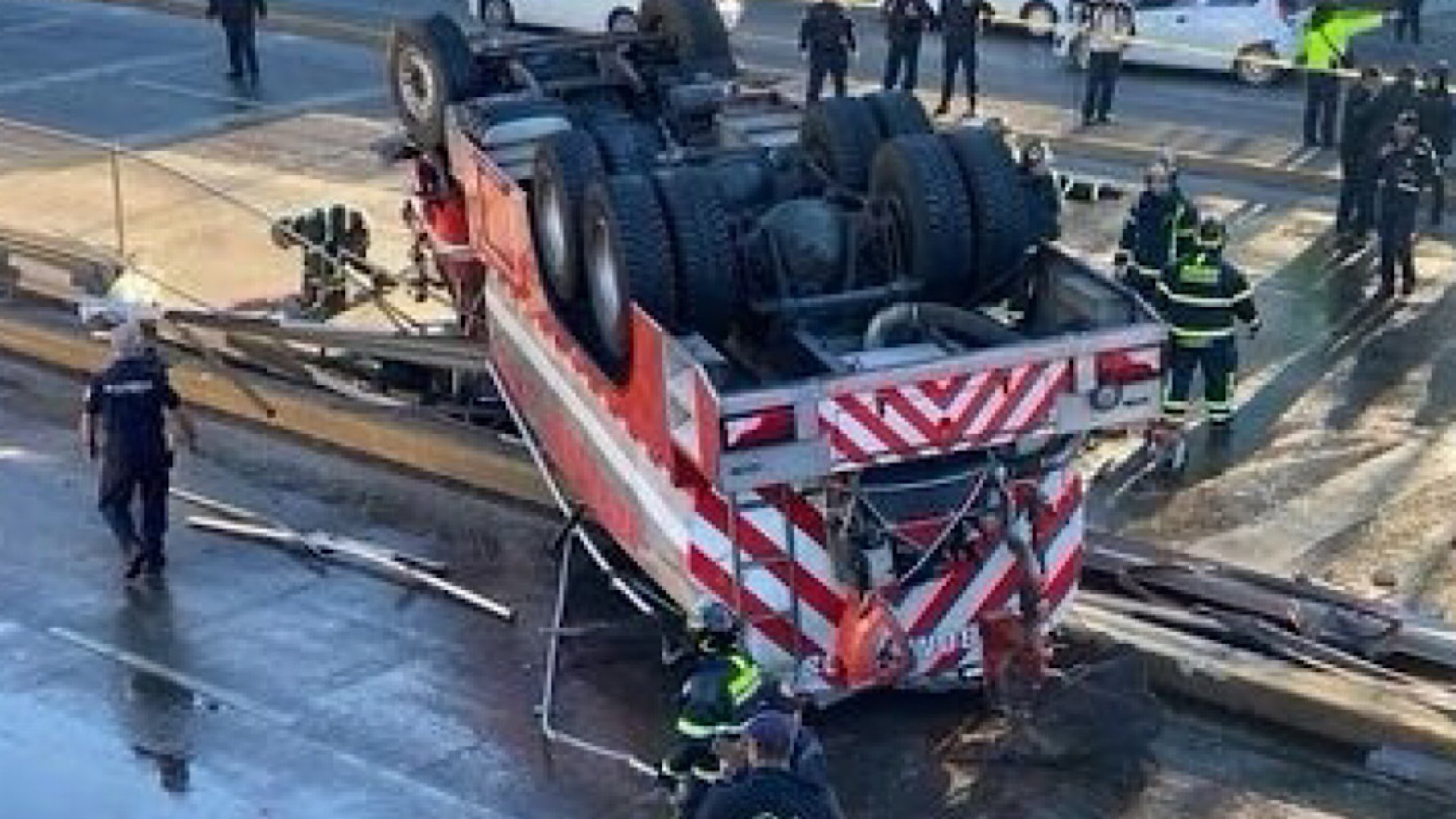 Bomberos de CDMX acuden a emergencia y su camión vuelca en Circuito Interior