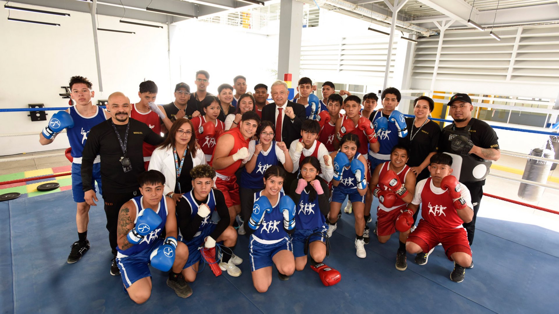 AMLO inaugura bachillerato técnico y deportivo en Tepito
