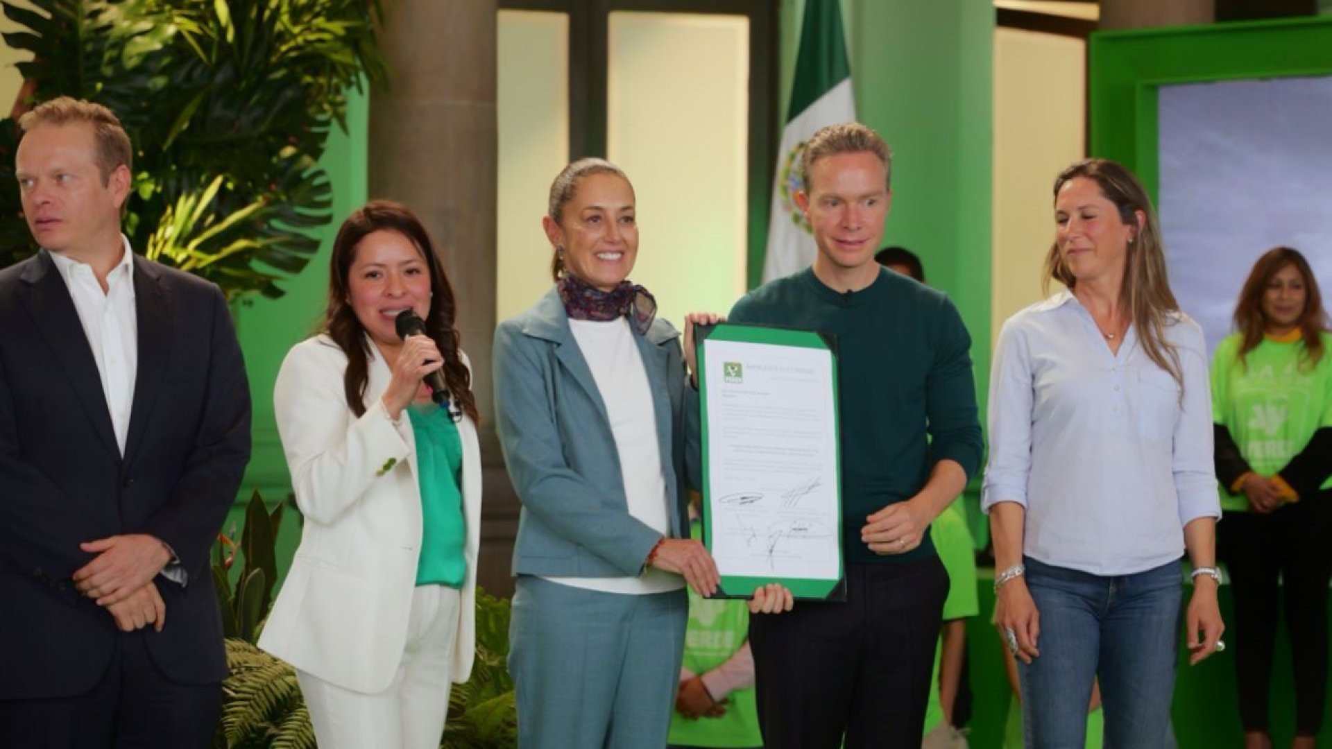 Claudia Sheinbaum recibe constancia como candidata del PVEM a la Presidencia de México