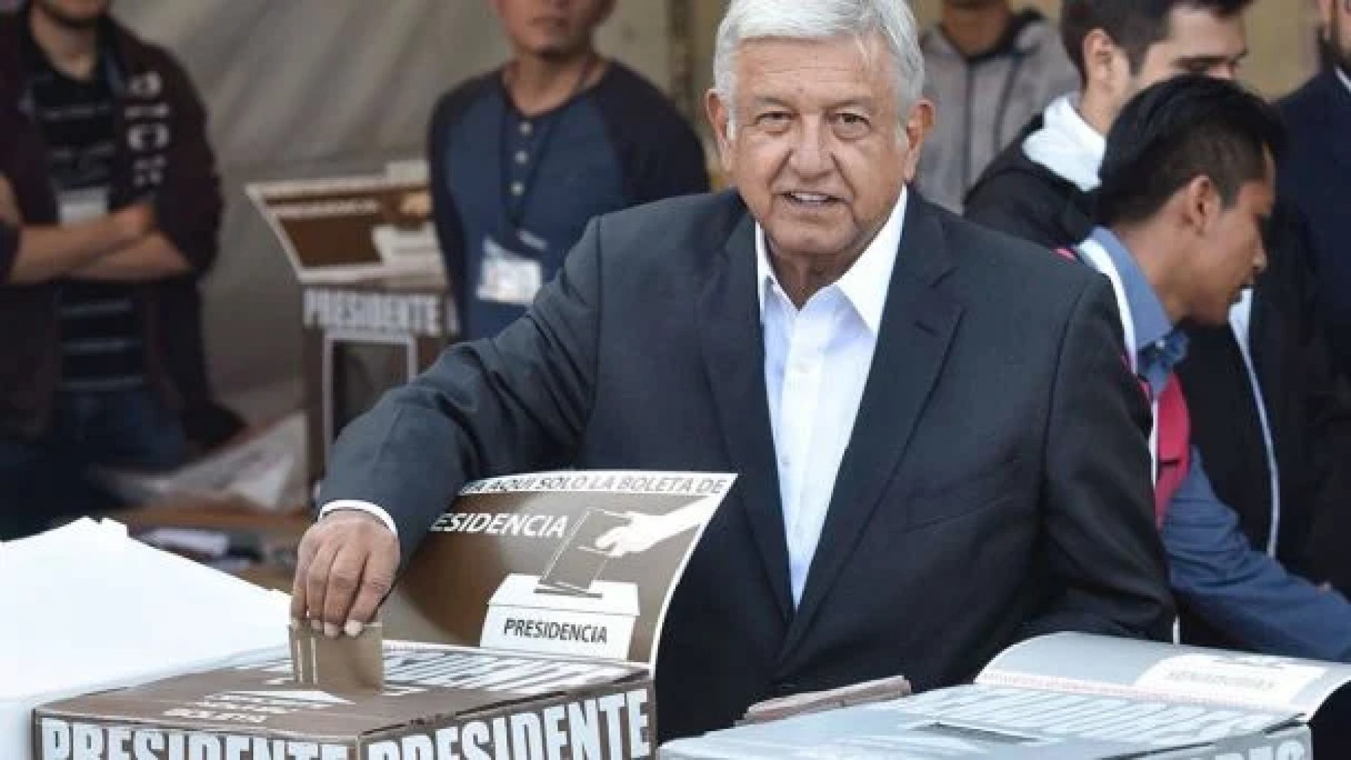 ‘No hay ningún riesgo’, asegura AMLO sobre temporada electoral