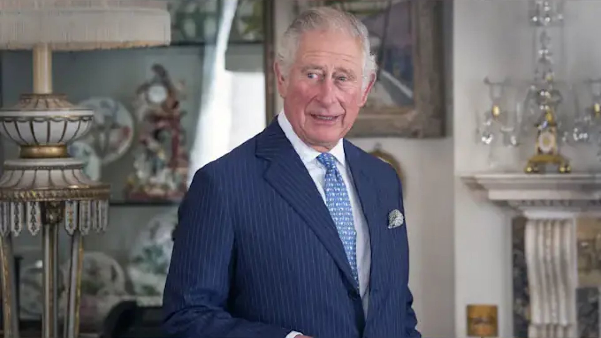 Vuelve Carlos III a Londres para continuar tratamiento contra el cáncer