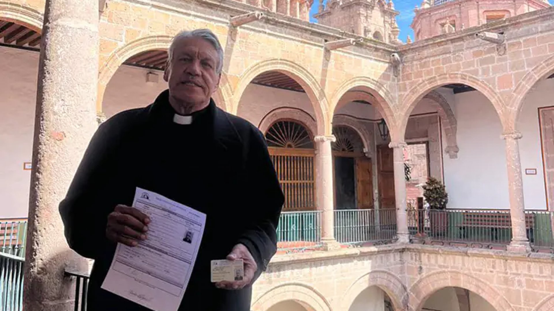 Vuelve ‘Padre Pistolas’ a oficiar misas en Michoacán