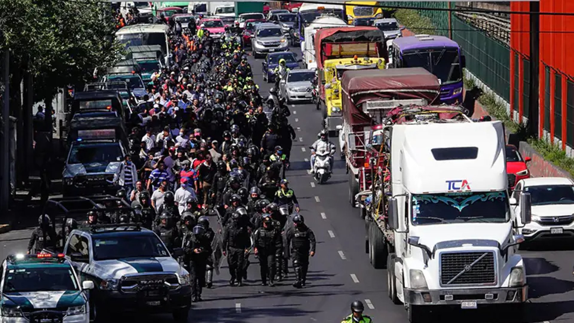Transportistas realizan paro en carreteras del país