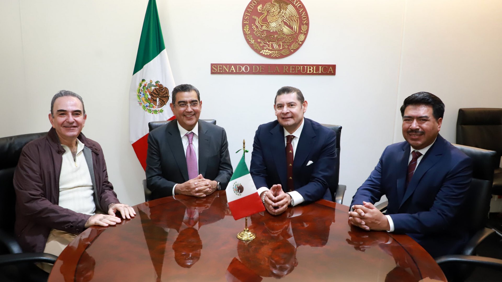 Inscriben en letras doradas a los tres Juanes en el Senado de la República